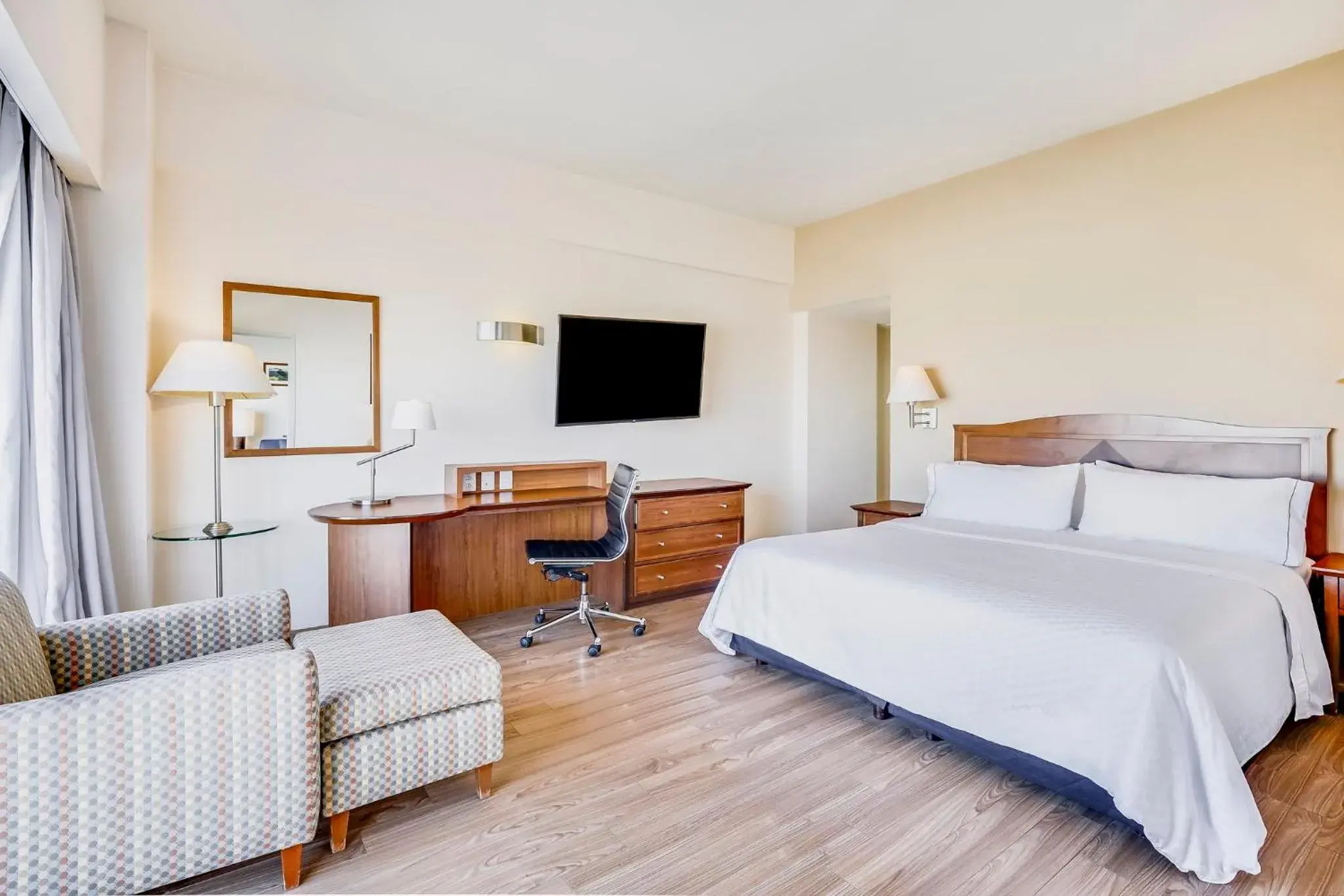 King Room in Fiesta Inn Torreon Galerias King Room in Fiesta Inn Torreon Galerias