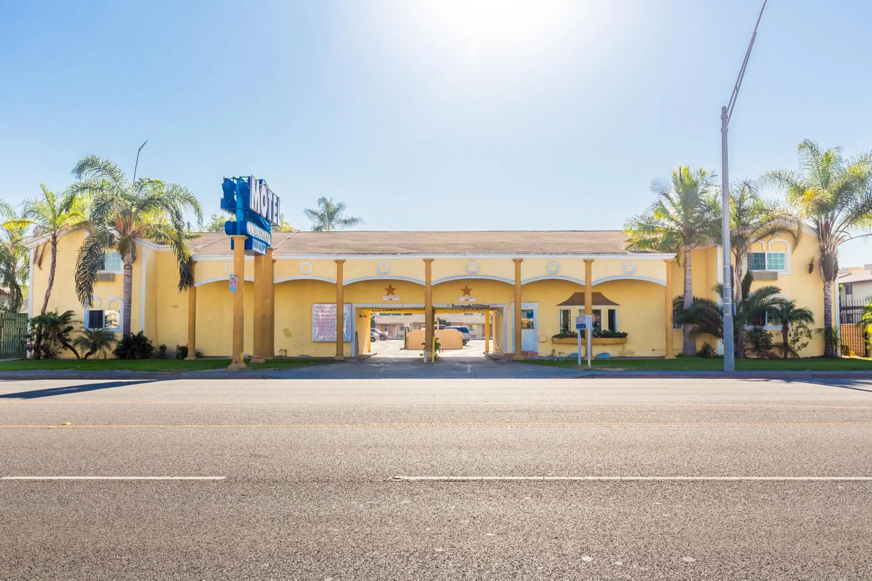 Property Building in Colonial Pool & Spa Motel