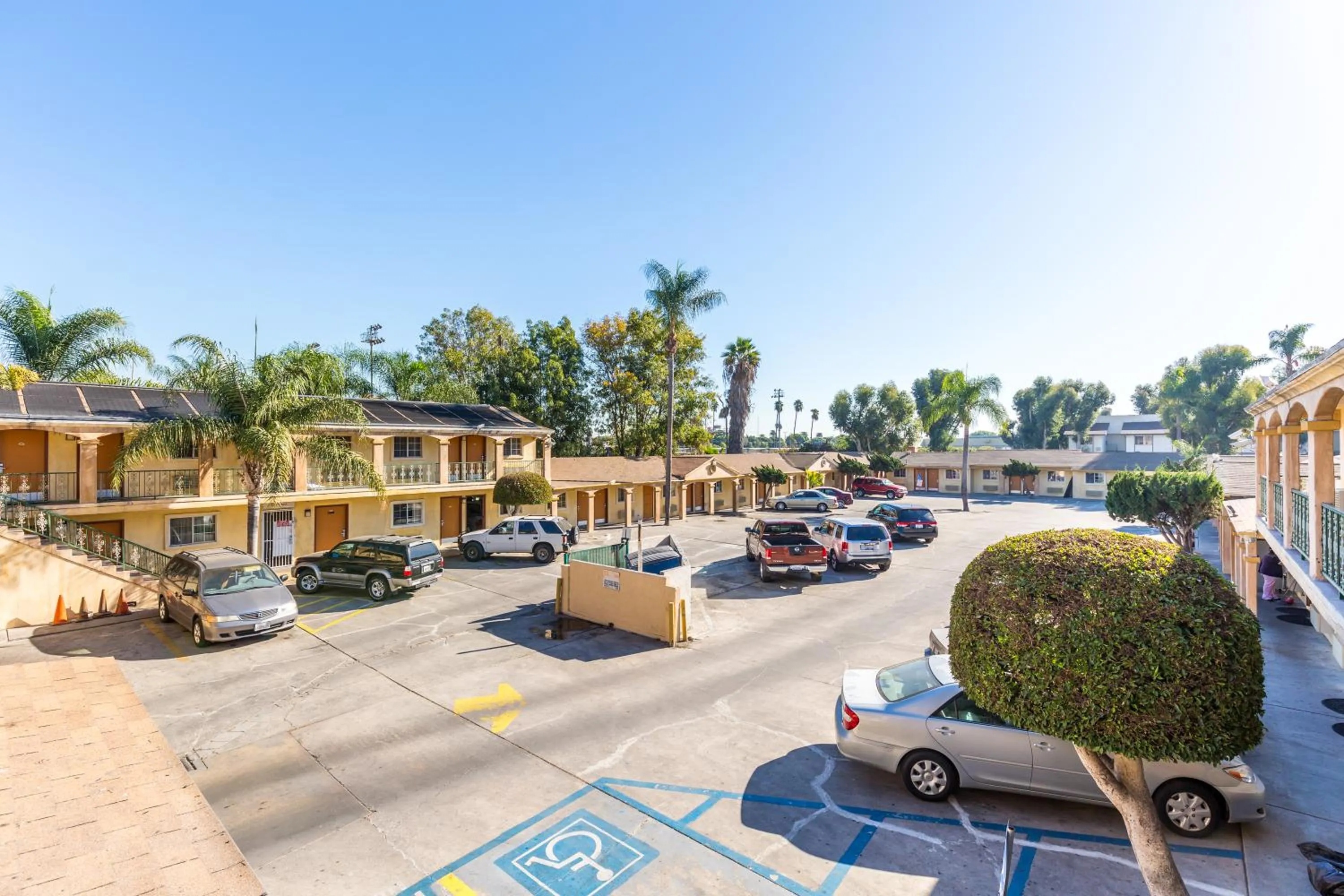 Colonial Pool & Spa Motel