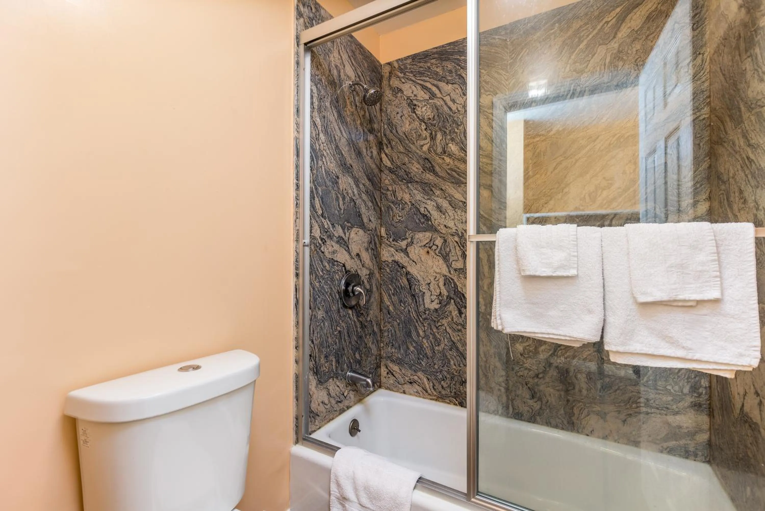 Bathroom in Colonial Pool & Spa Motel