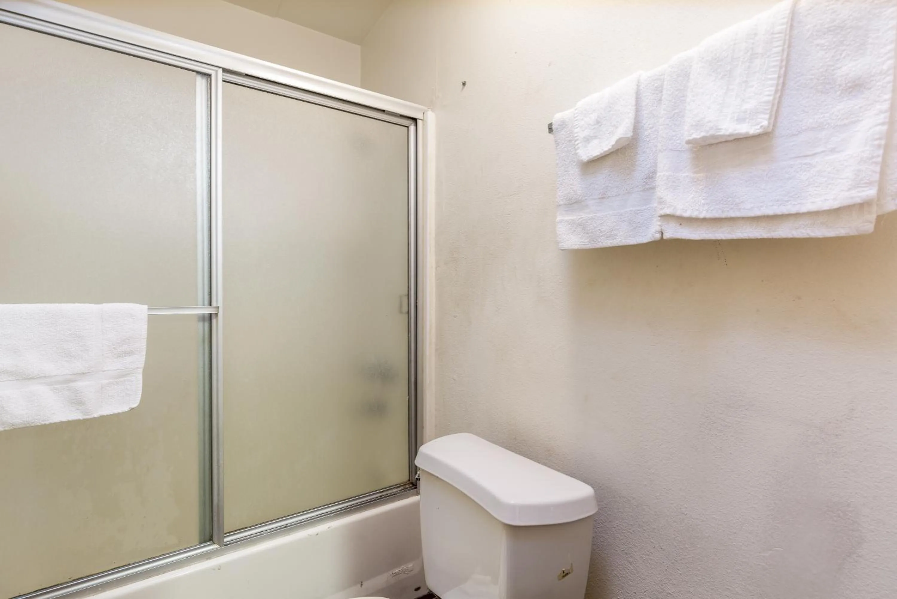Bathroom in Colonial Pool & Spa Motel