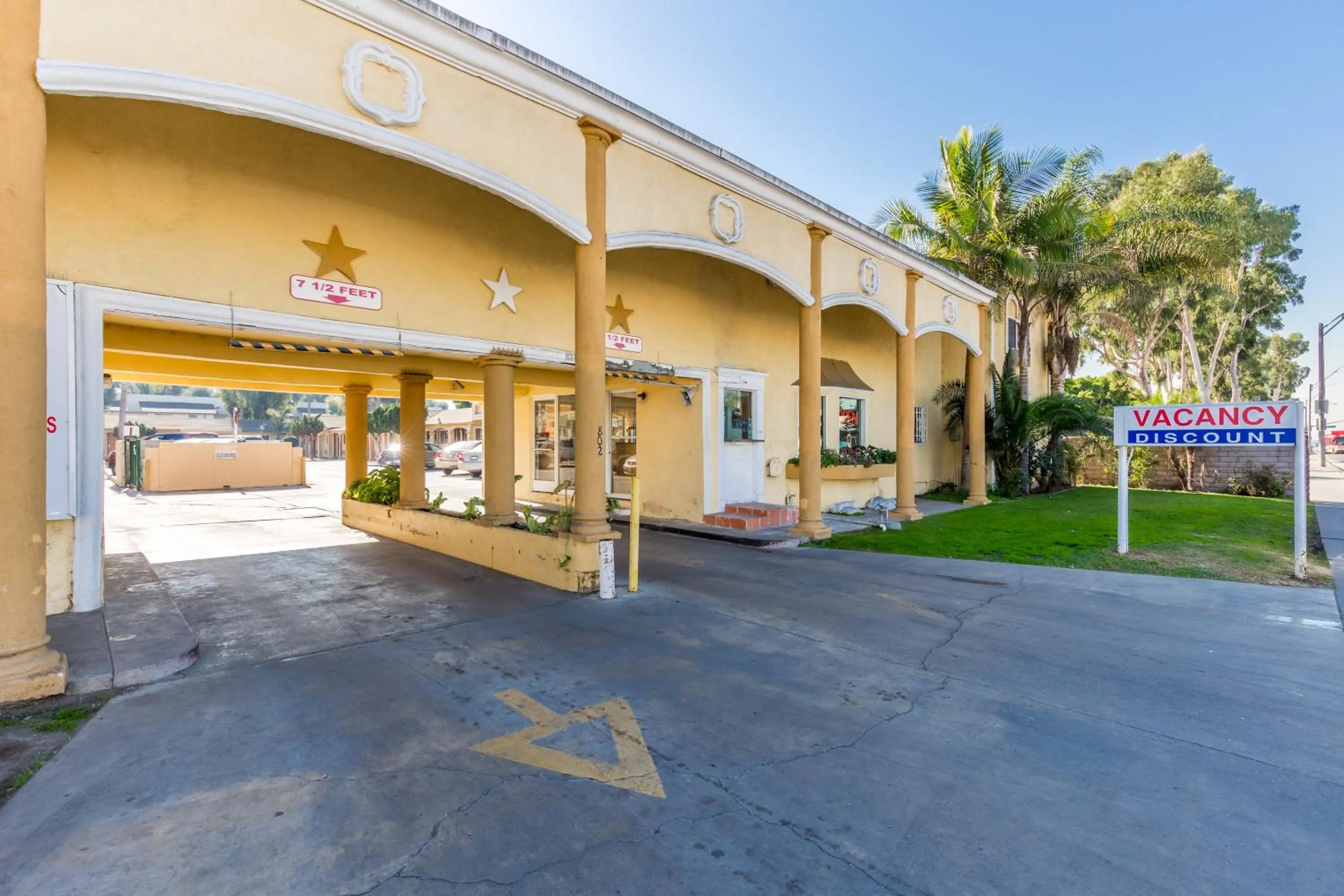 Property Building in Colonial Pool & Spa Motel