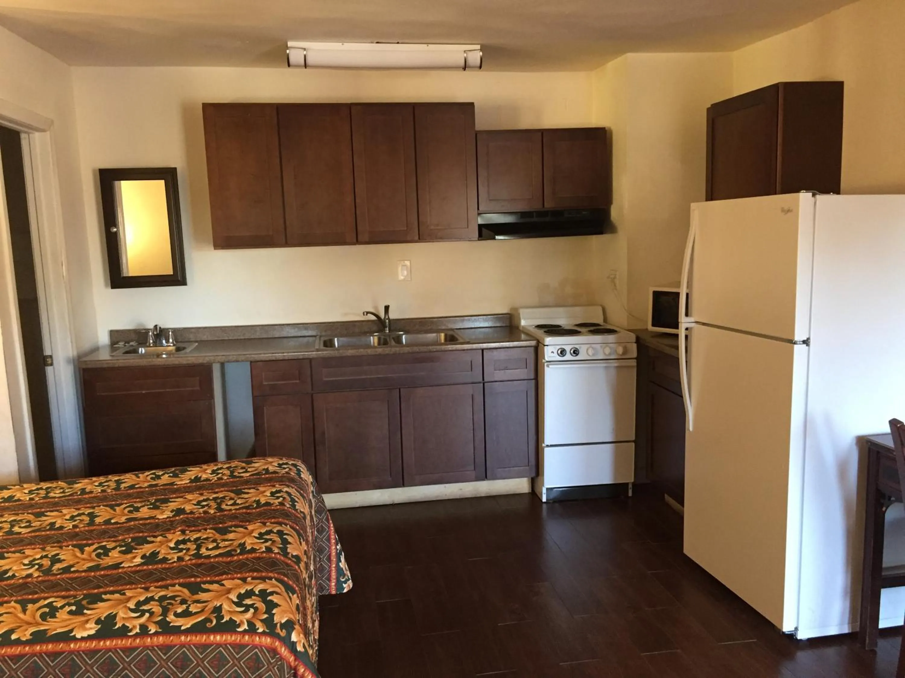 Photo of the whole room, Kitchen/Kitchenette in Colonial Pool & Spa Motel