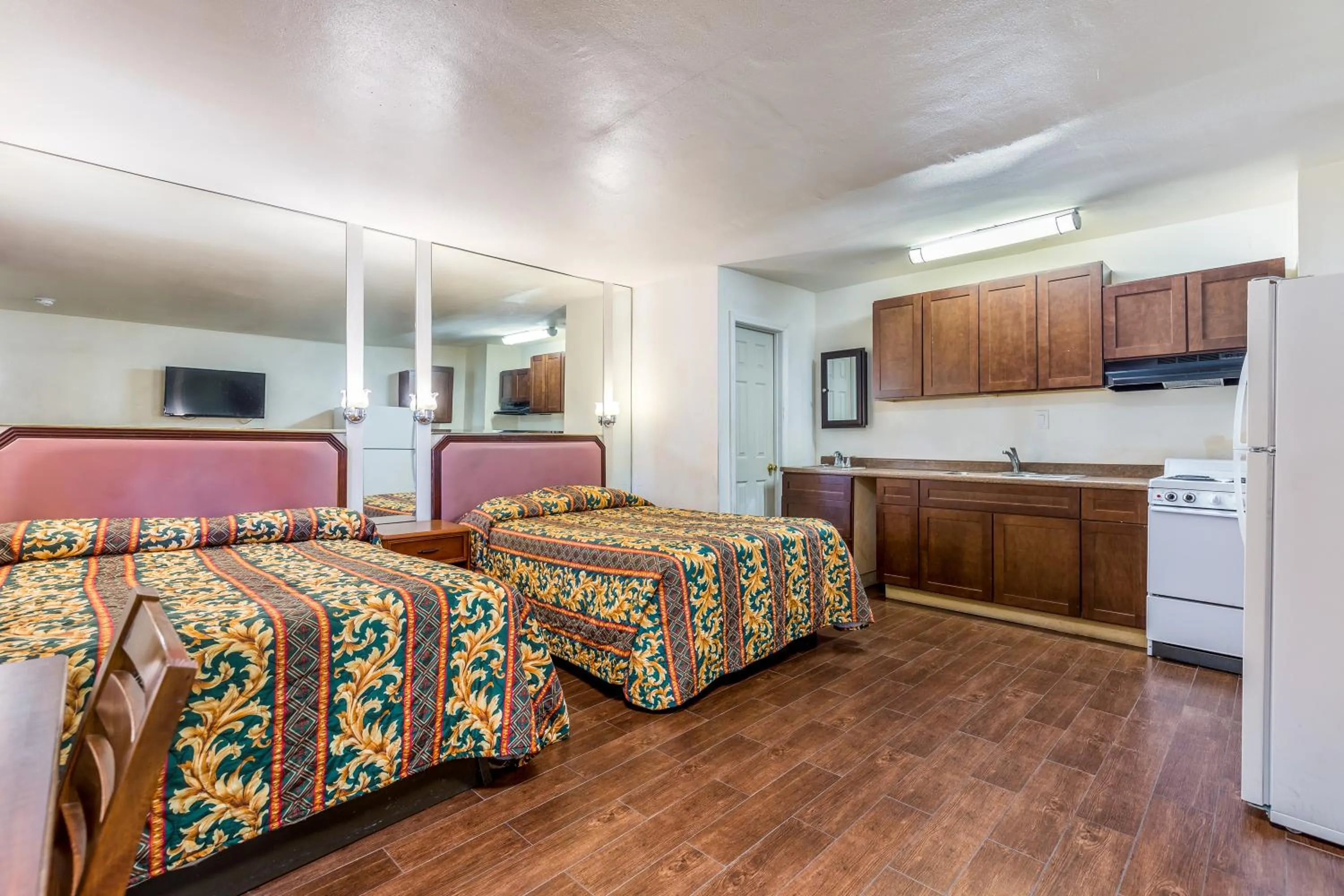 Colonial Pool & Spa Motel