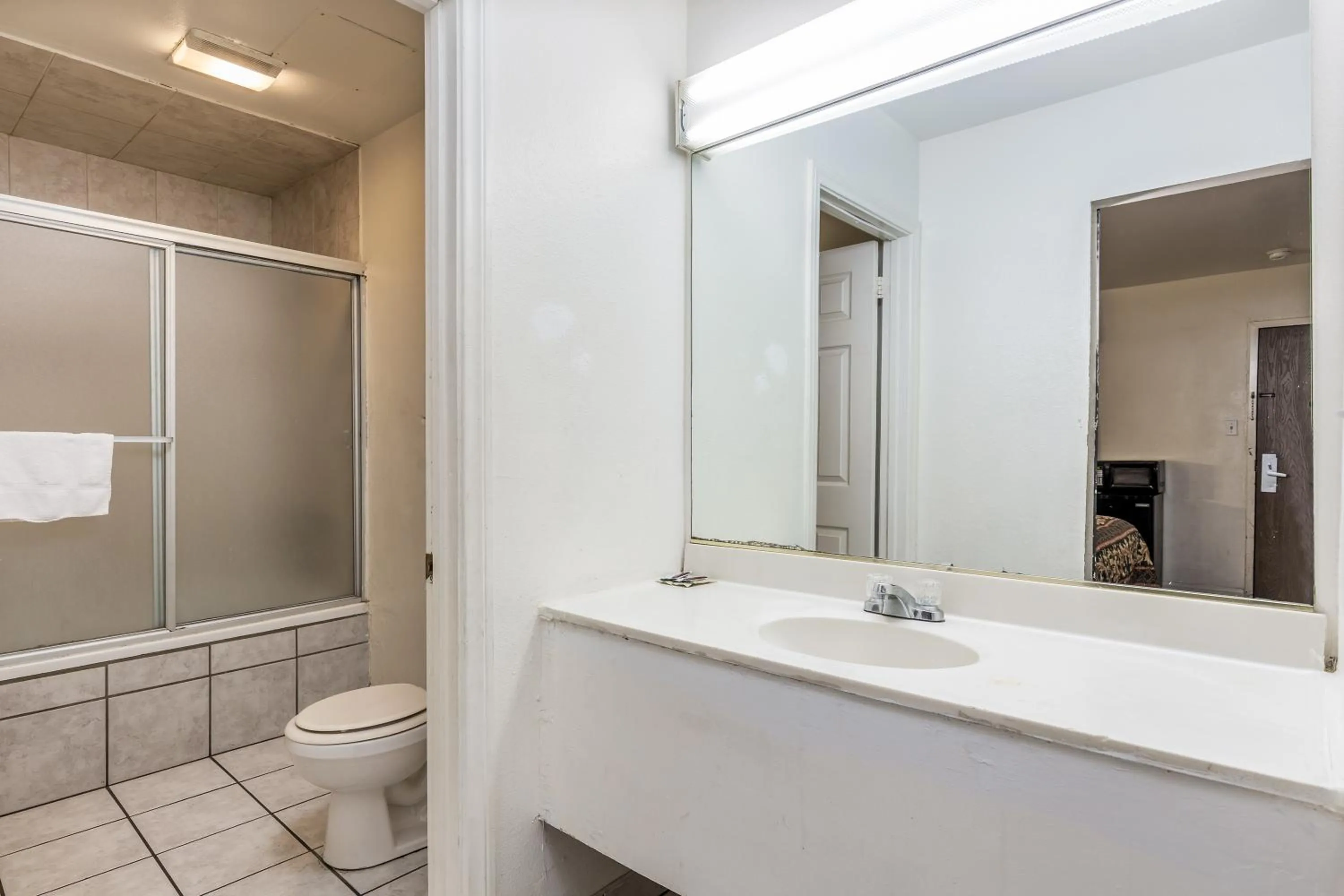 Bathroom in Colonial Pool & Spa Motel