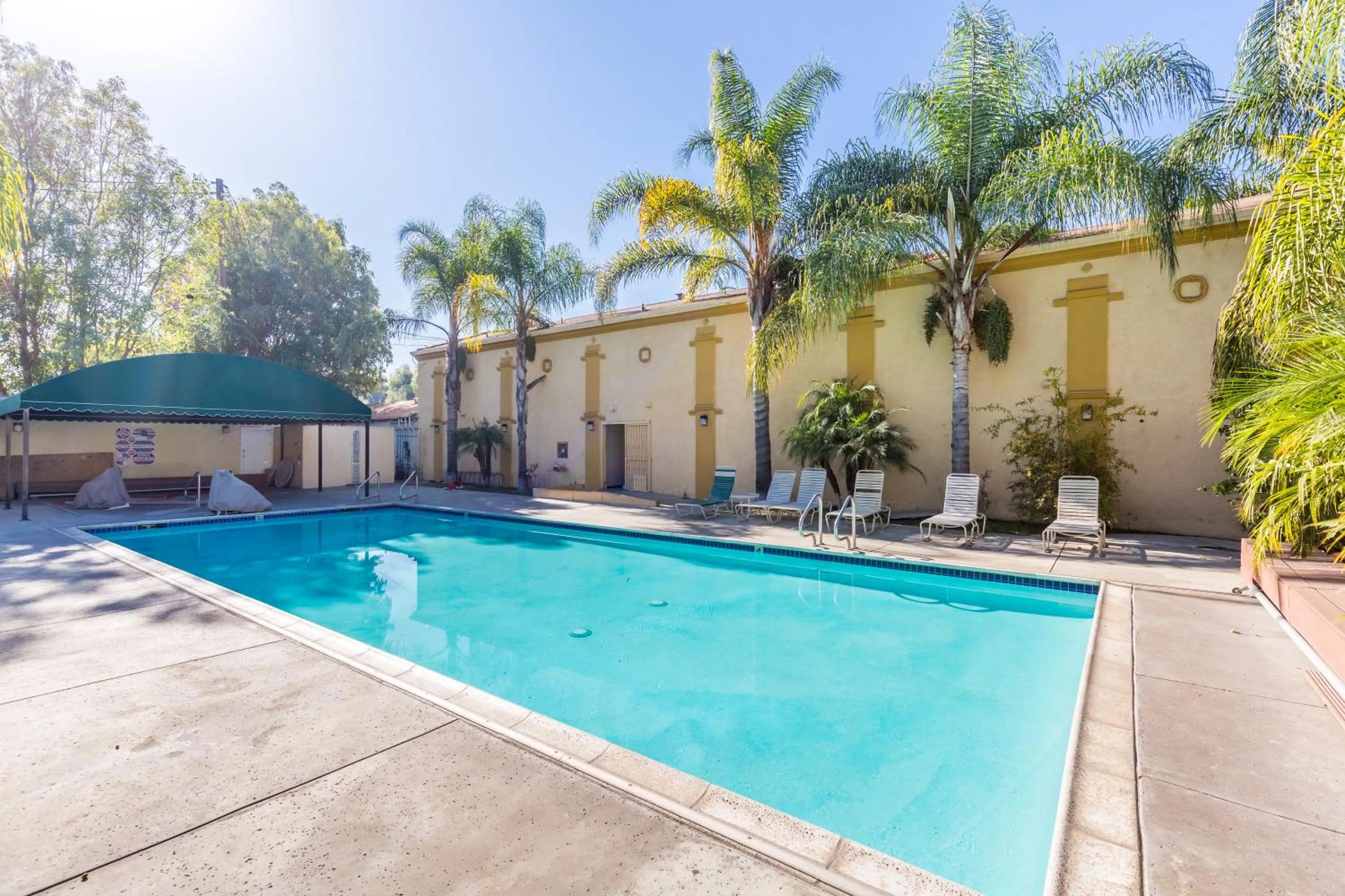 Swimming Pool in Colonial Pool & Spa Motel