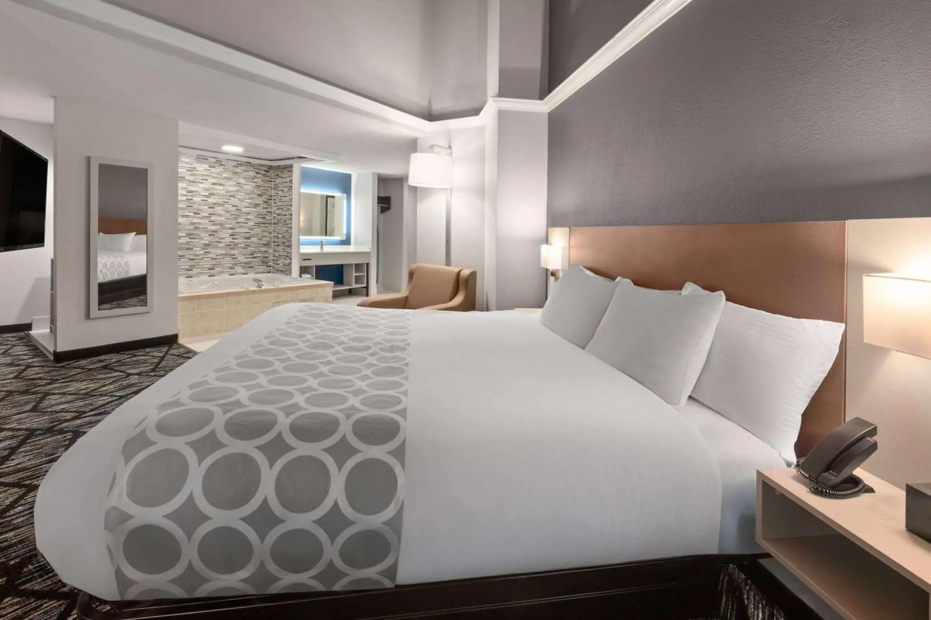 King Studio with One King Bed and Jetted Tub - Non-Smoking in Baymont by Wyndham Warrenton King Studio with One King Bed and Jetted Tub - Non-Smoking in Baymont by Wyndham Warrenton