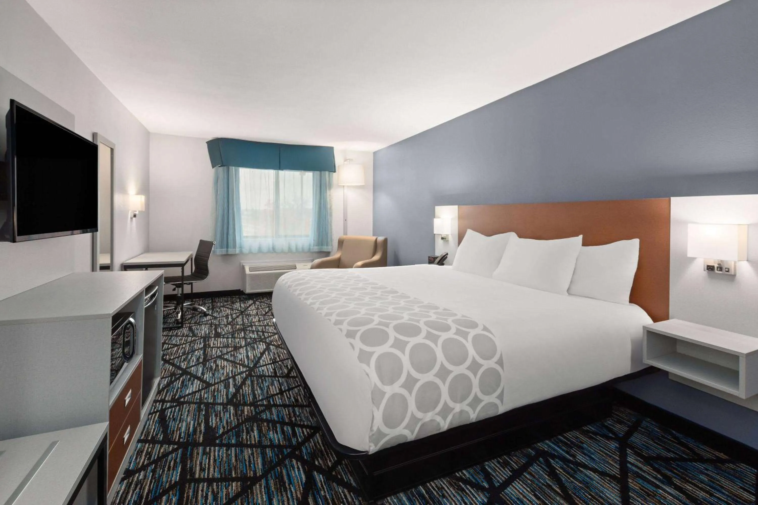 Photo of the whole room, Bed in Baymont by Wyndham Warrenton