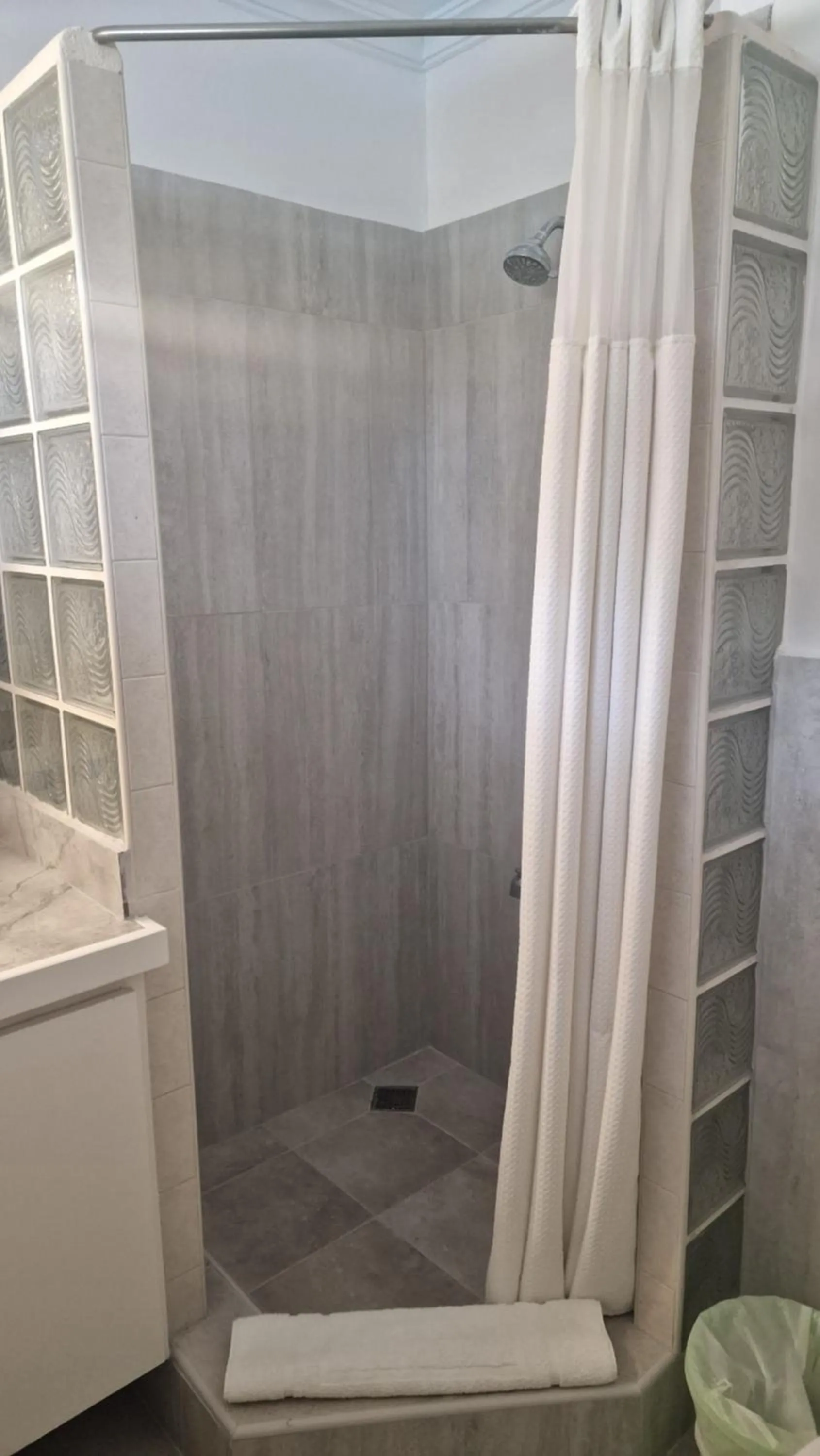 Bathroom in Pirate's Inn