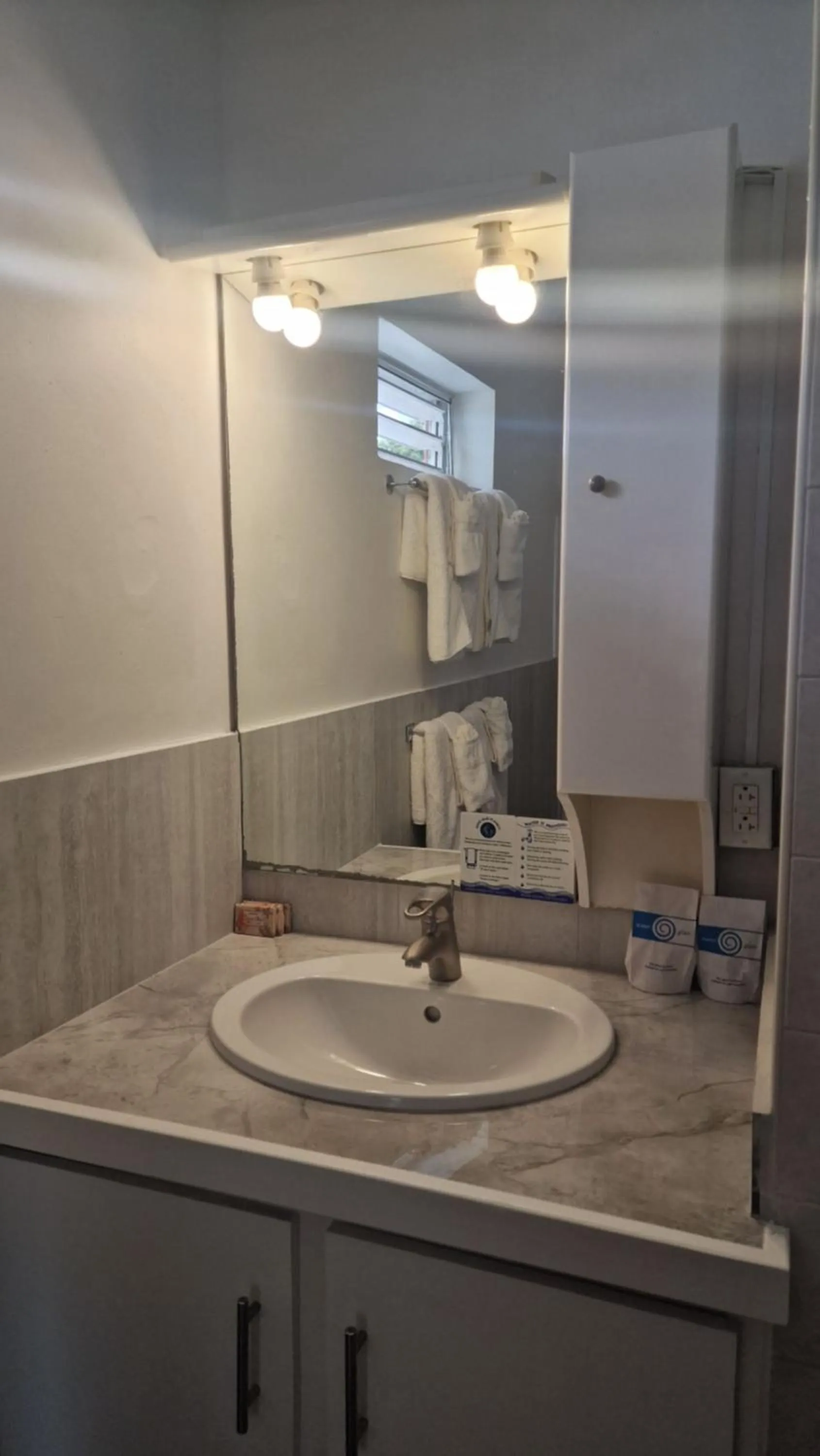 Bathroom in Pirate's Inn