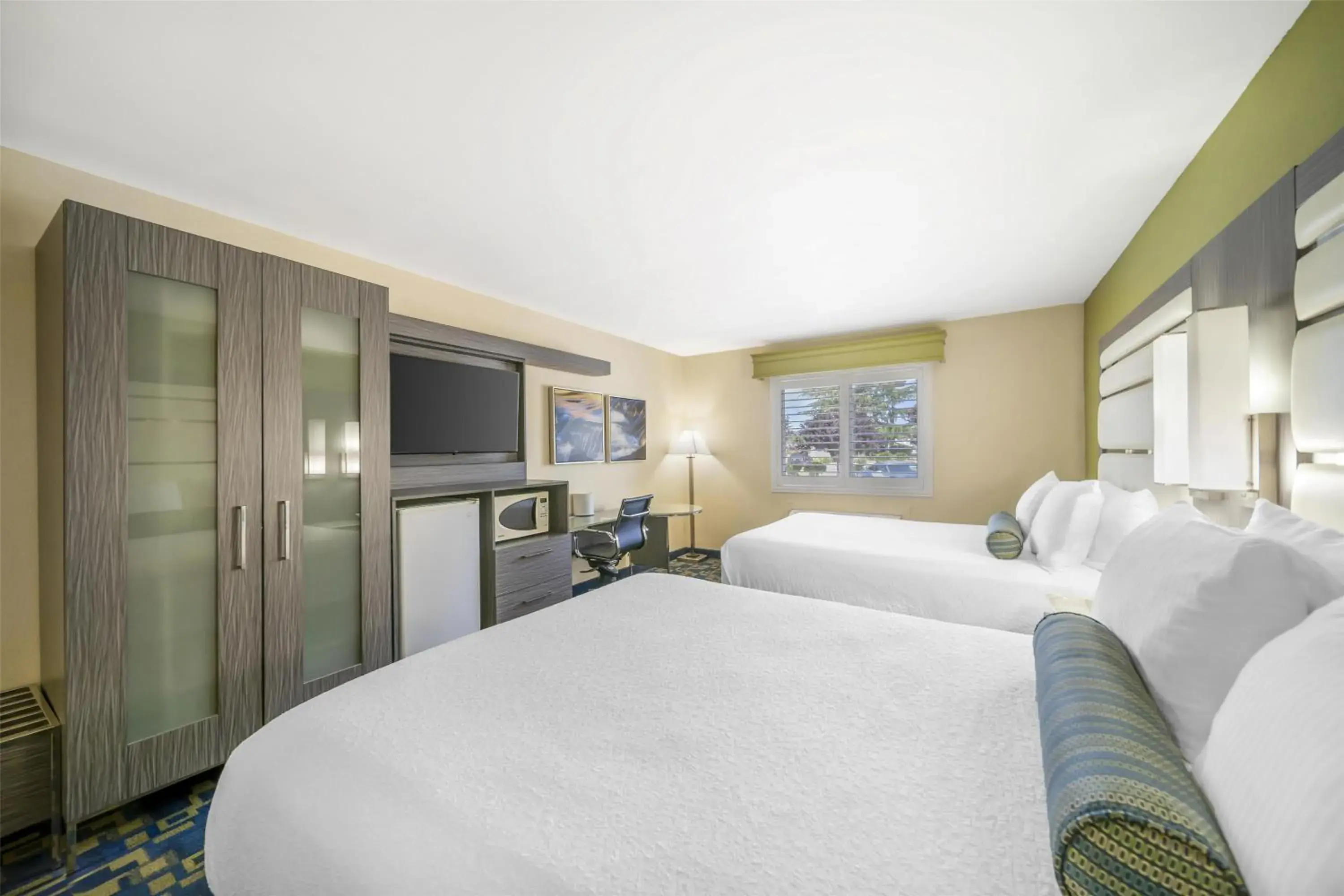 Queen Room with Two Queen Beds and Roll-In Shower - Mobility Access/Non-Smoking in Best Western Antelope Inn & Suites Queen Room with Two Queen Beds and Roll-In Shower - Mobility Access/Non-Smoking in Best Western Antelope Inn & Suites