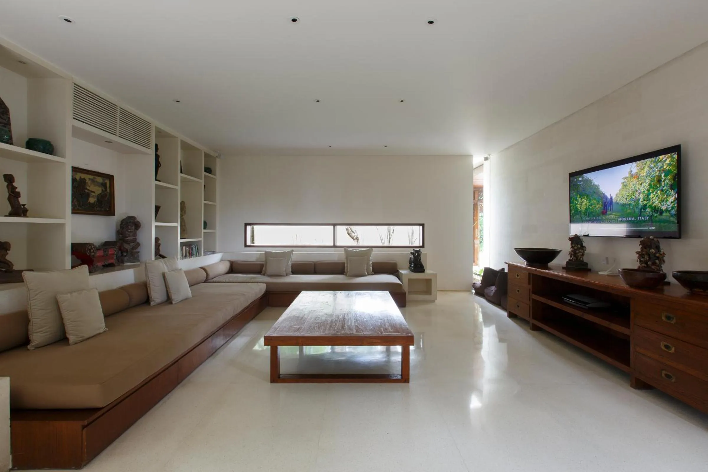 Communal lounge/ TV room in The Ungasan Clifftop Resort