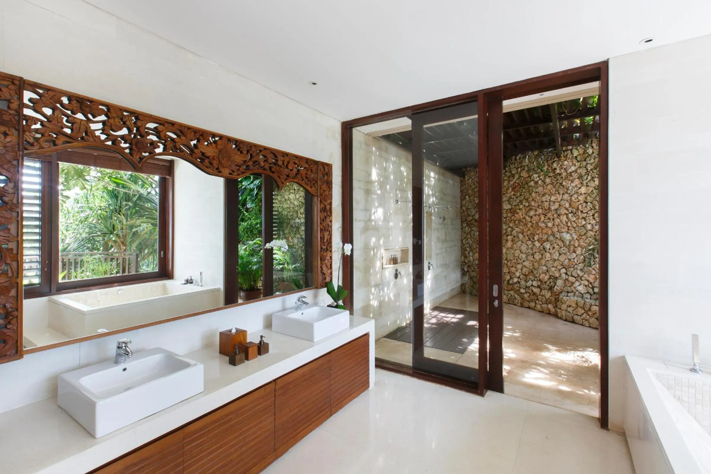 Shower in The Ungasan Clifftop Resort