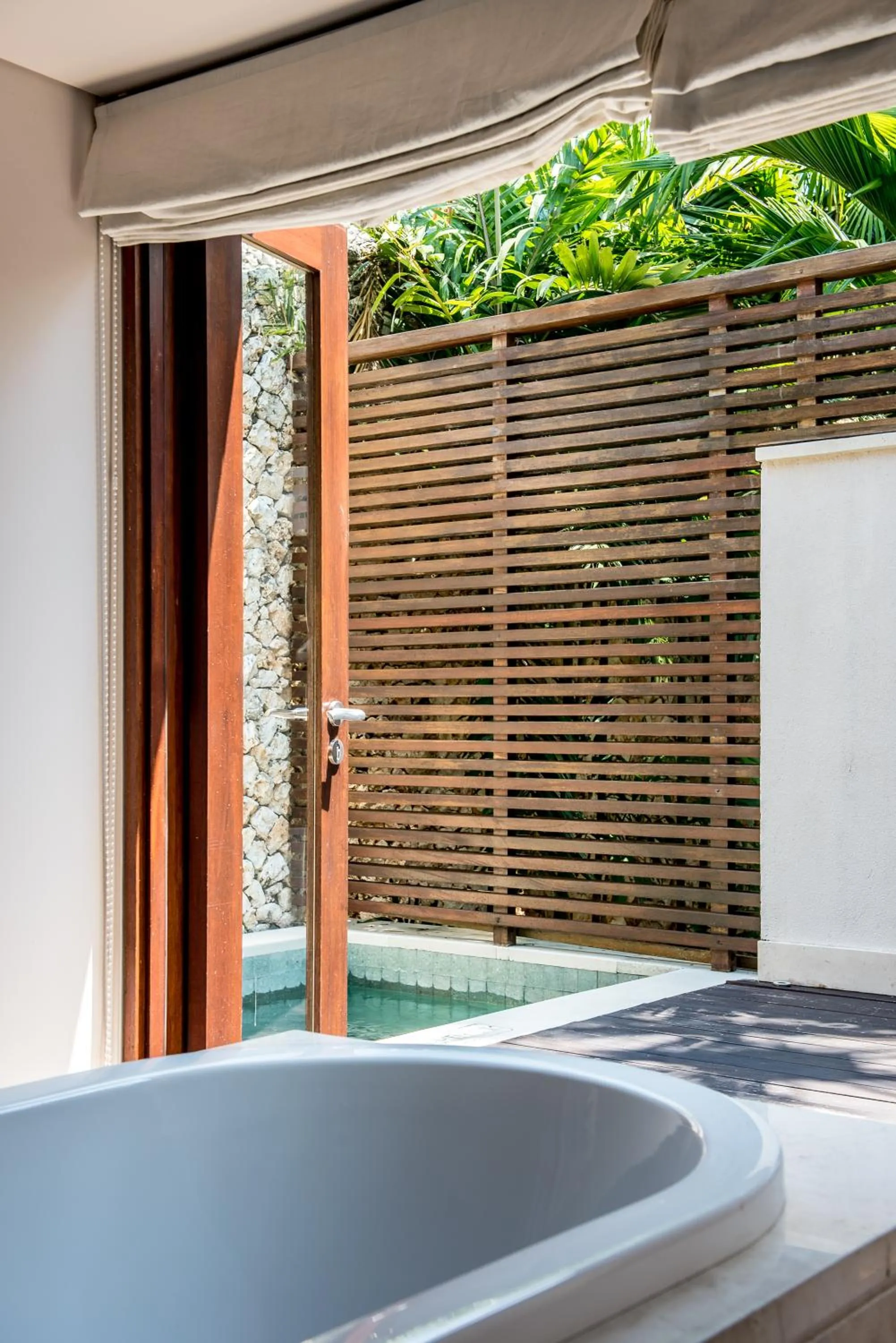 Bath in The Ungasan Clifftop Resort