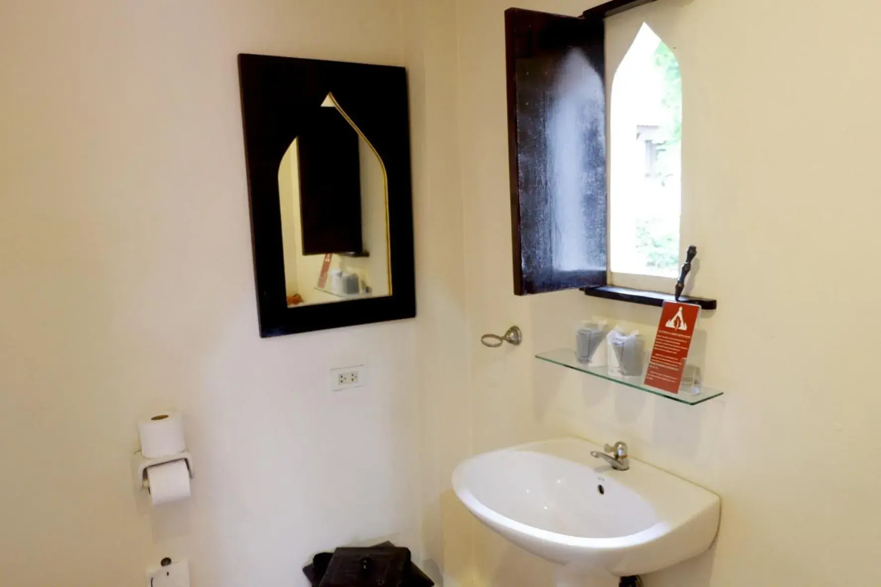 Bathroom in Ayutthaya Garden River Home Bathroom in Ayutthaya Garden River Home