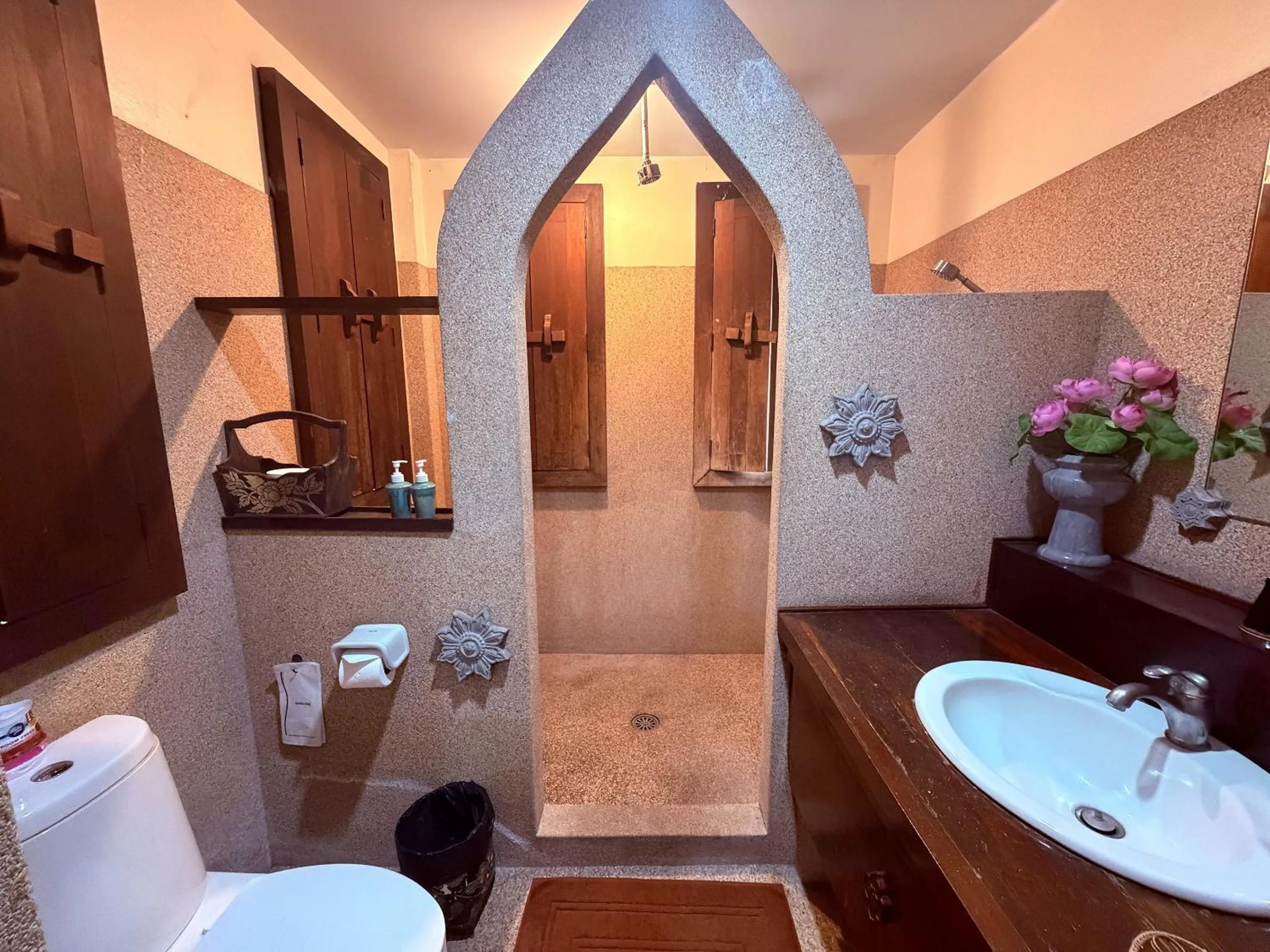Bathroom in Ayutthaya Garden River Home