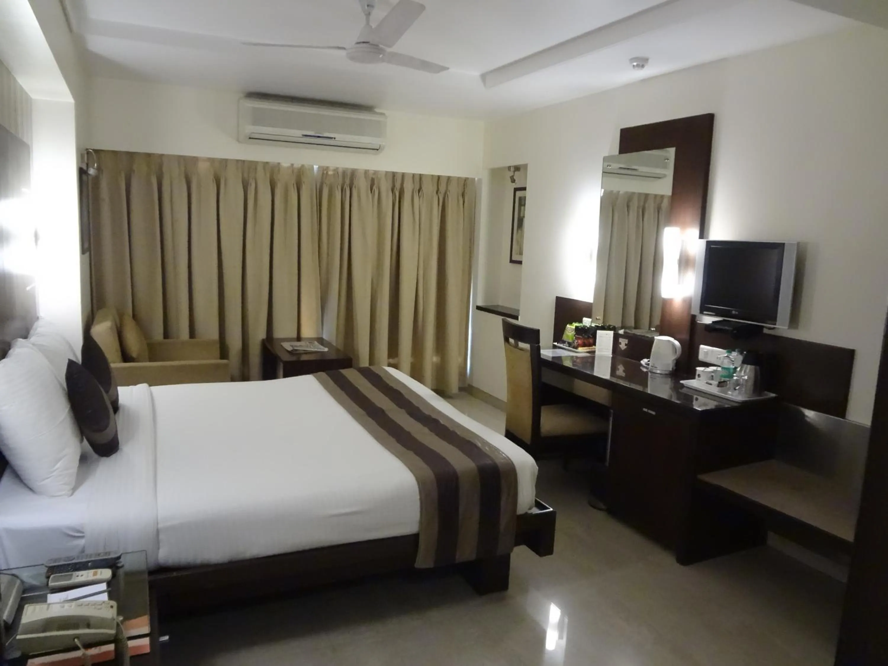 Photo of the whole room, Bed in Hotel Suba Galaxy Mumbai