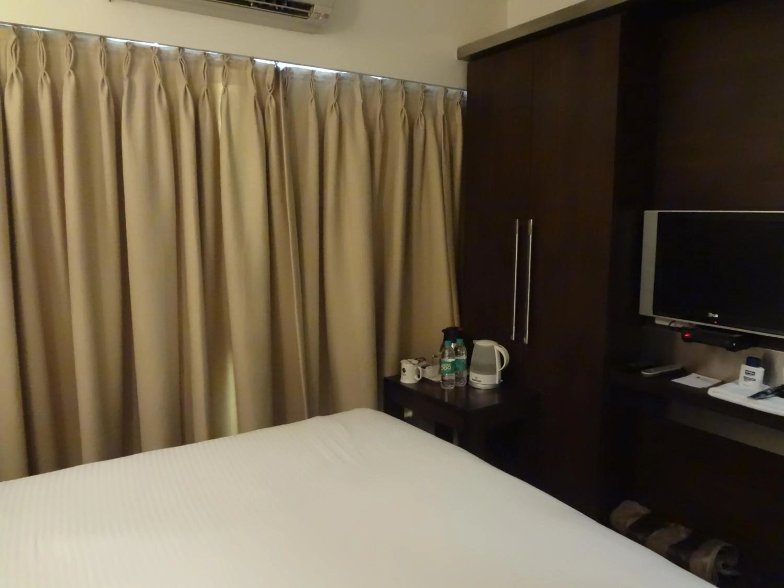 Photo of the whole room, Bed in Hotel Suba Galaxy Mumbai