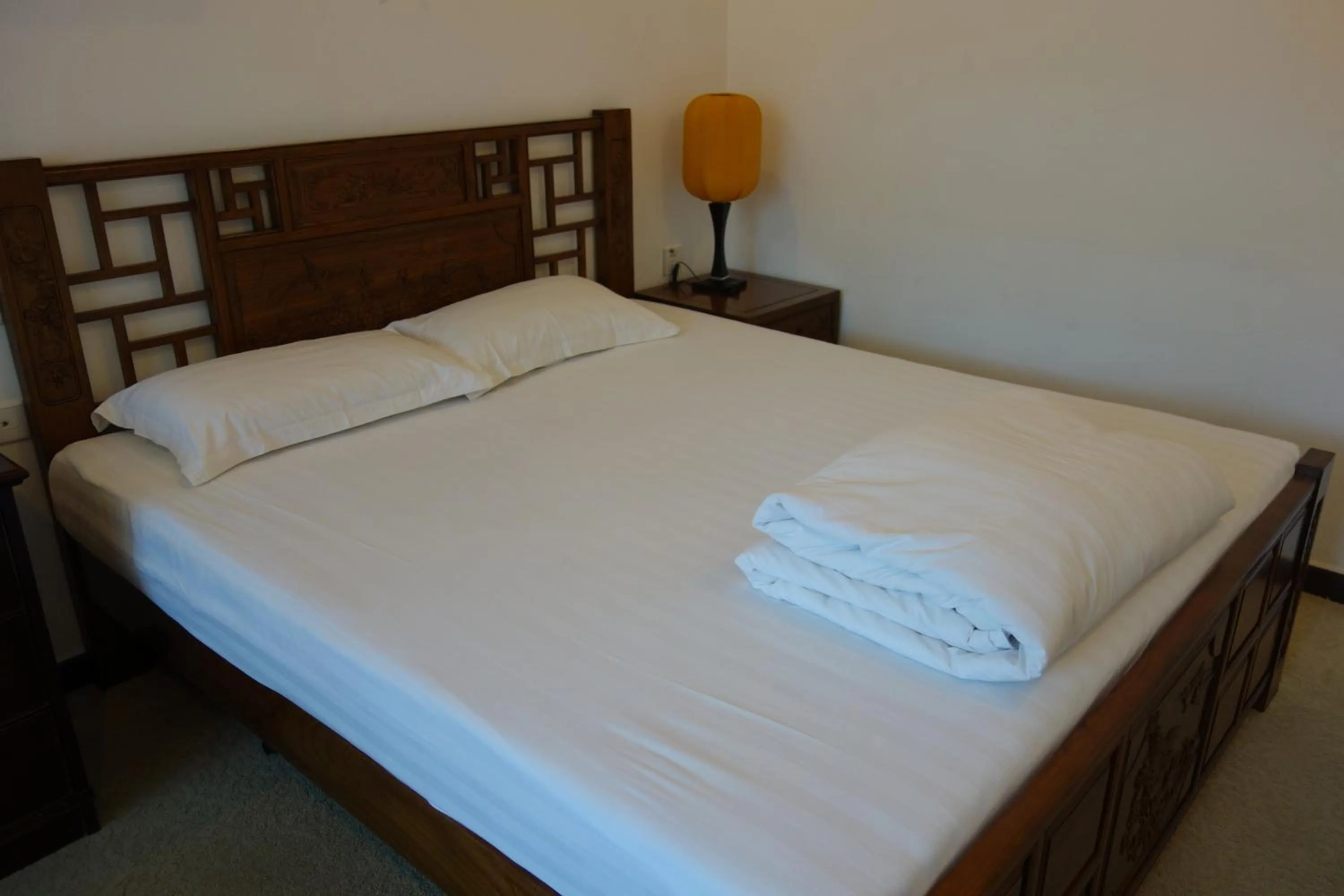 Bed in Ming Courtyard