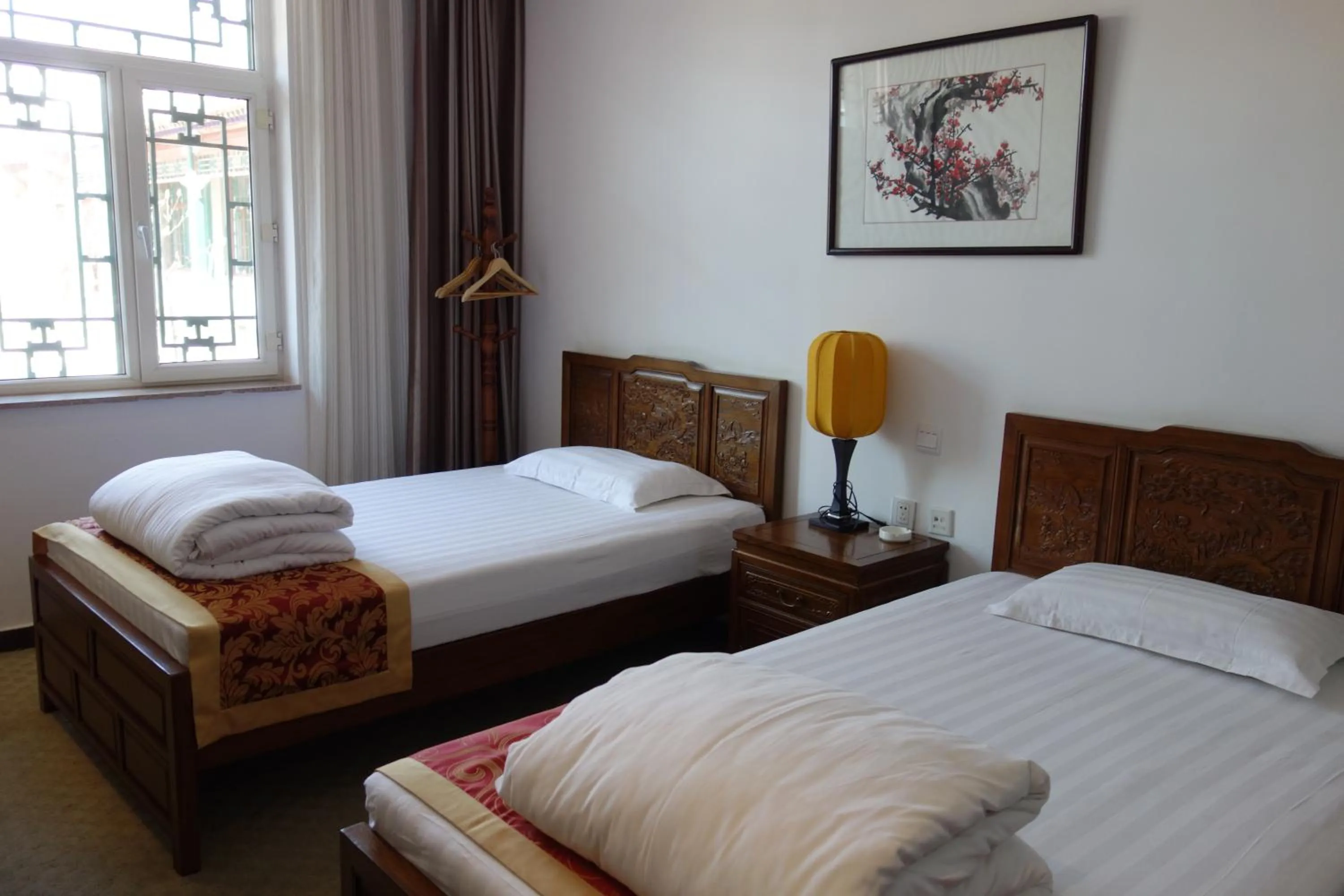 Bed in Ming Courtyard