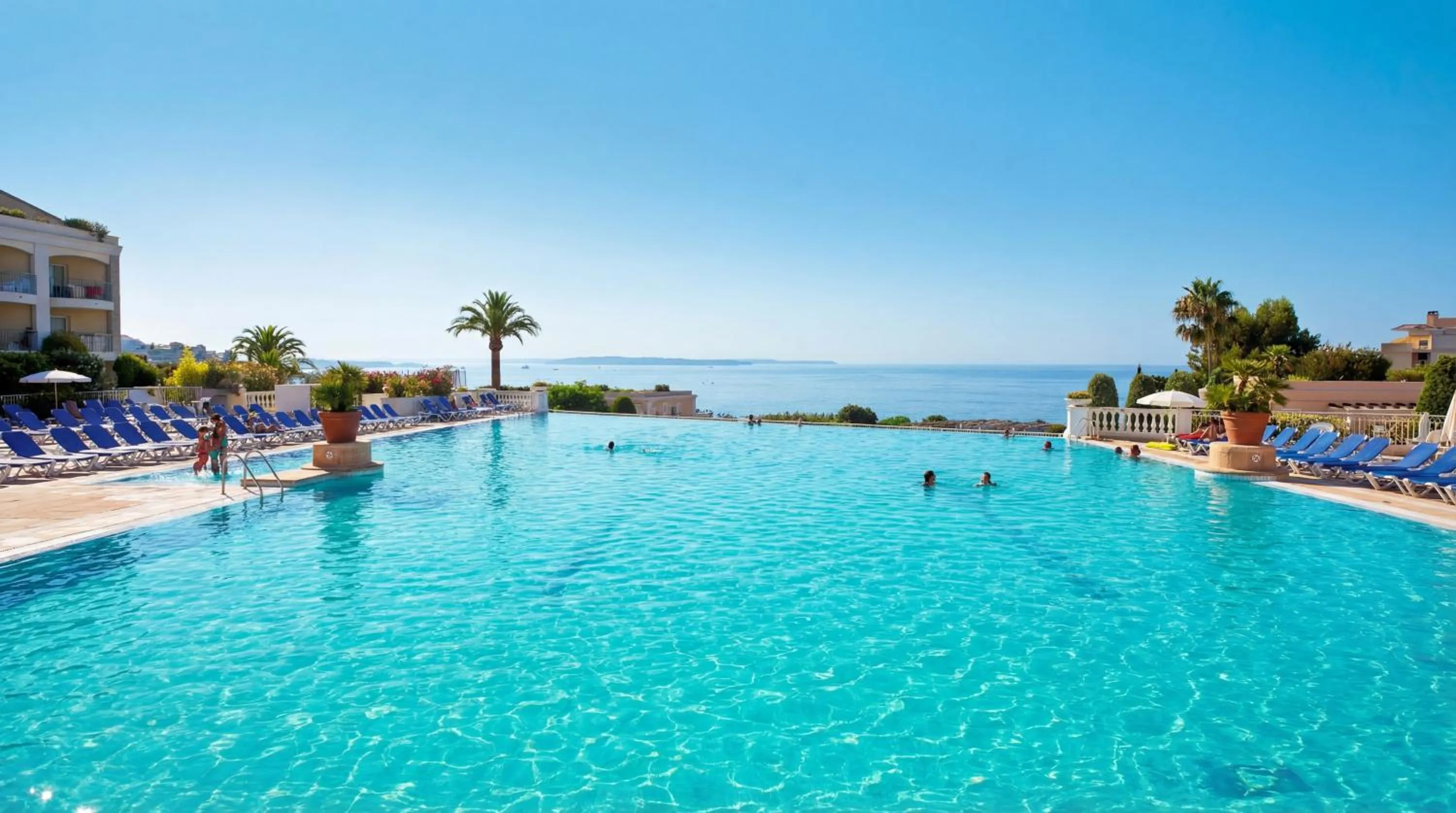 Swimming pool in La Bastide du Soleil