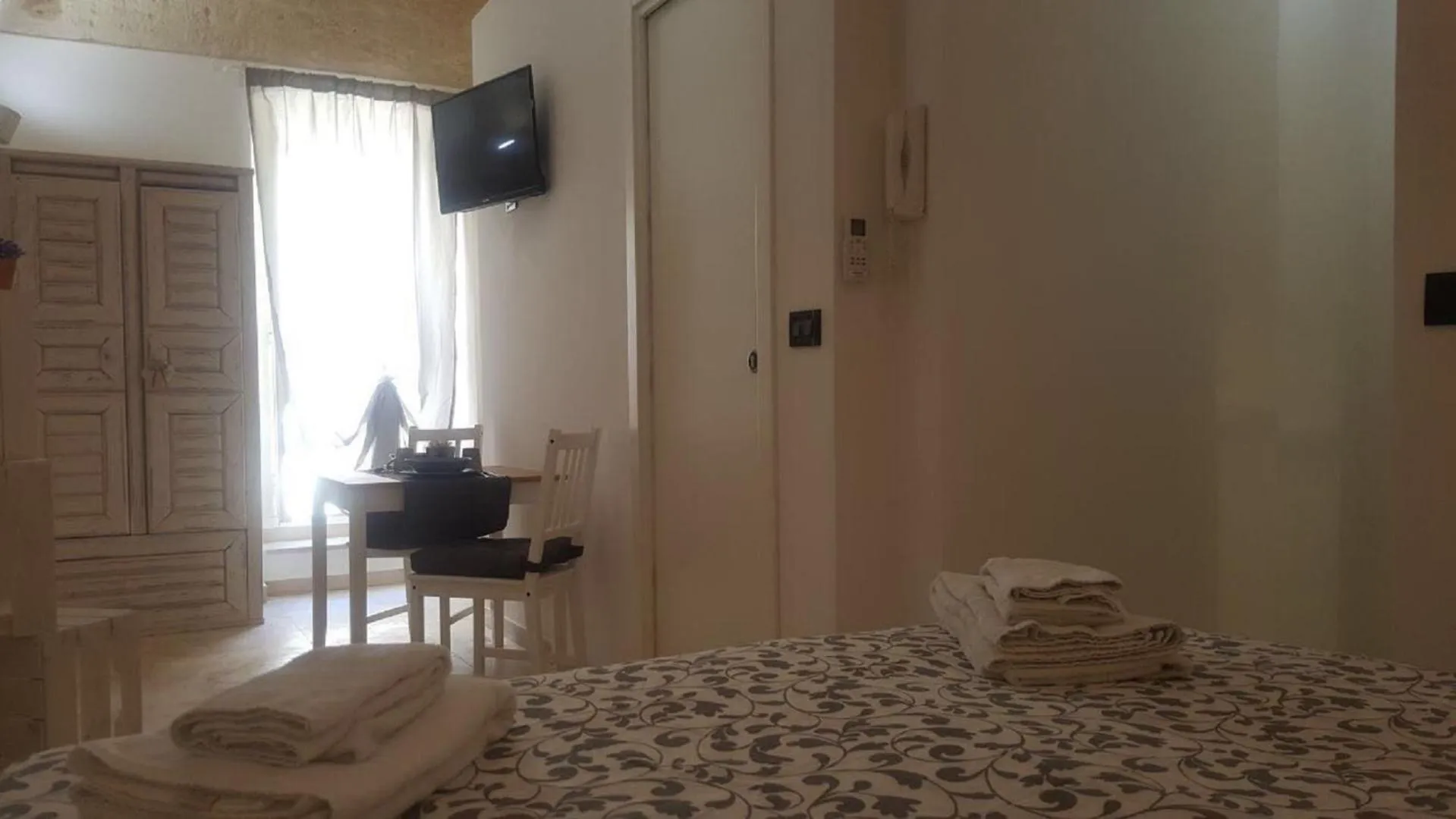 Photo of the whole room, Bed in Respiro del mare