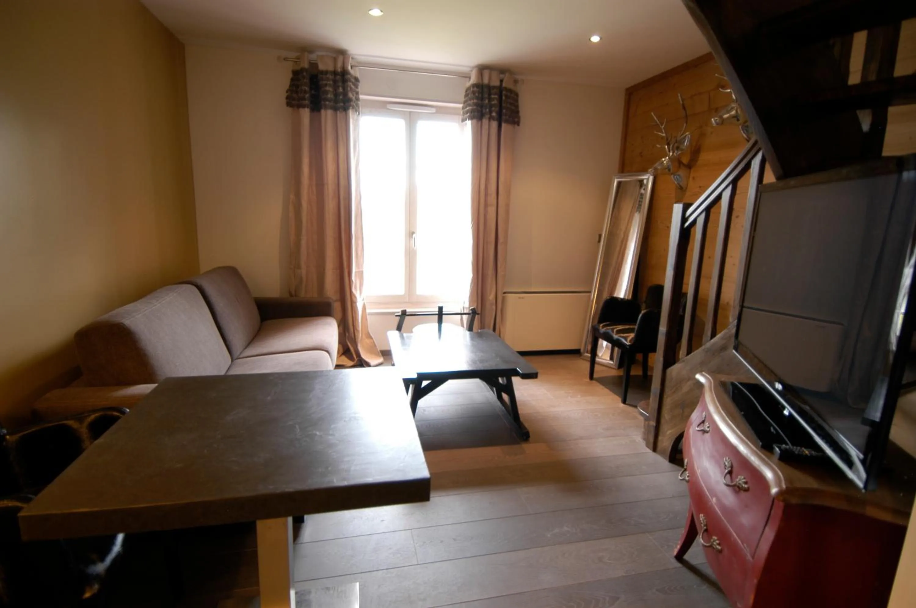 Photo of the whole room in Auberge De Maison Rouge