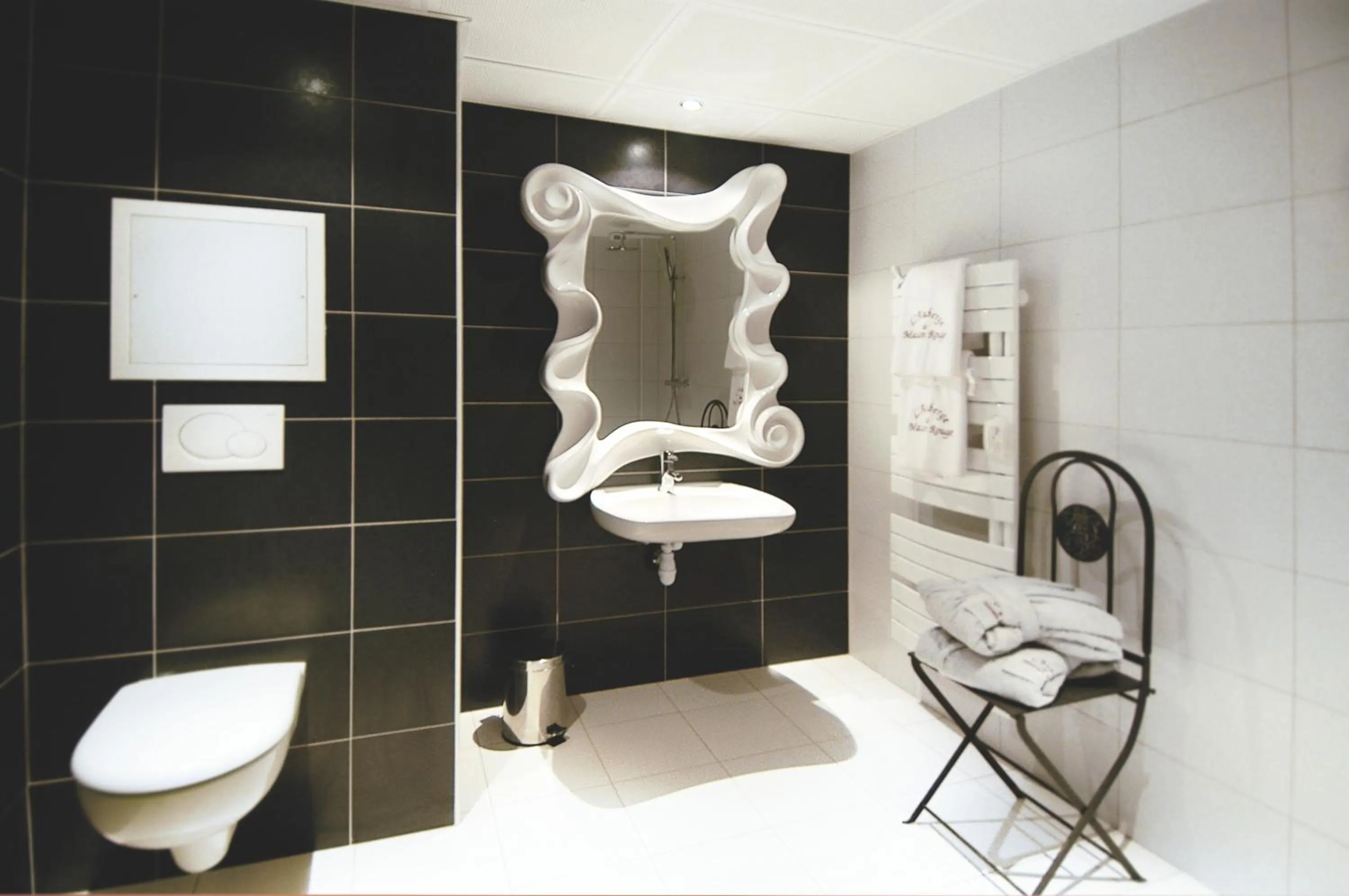 Bathroom in Auberge De Maison Rouge