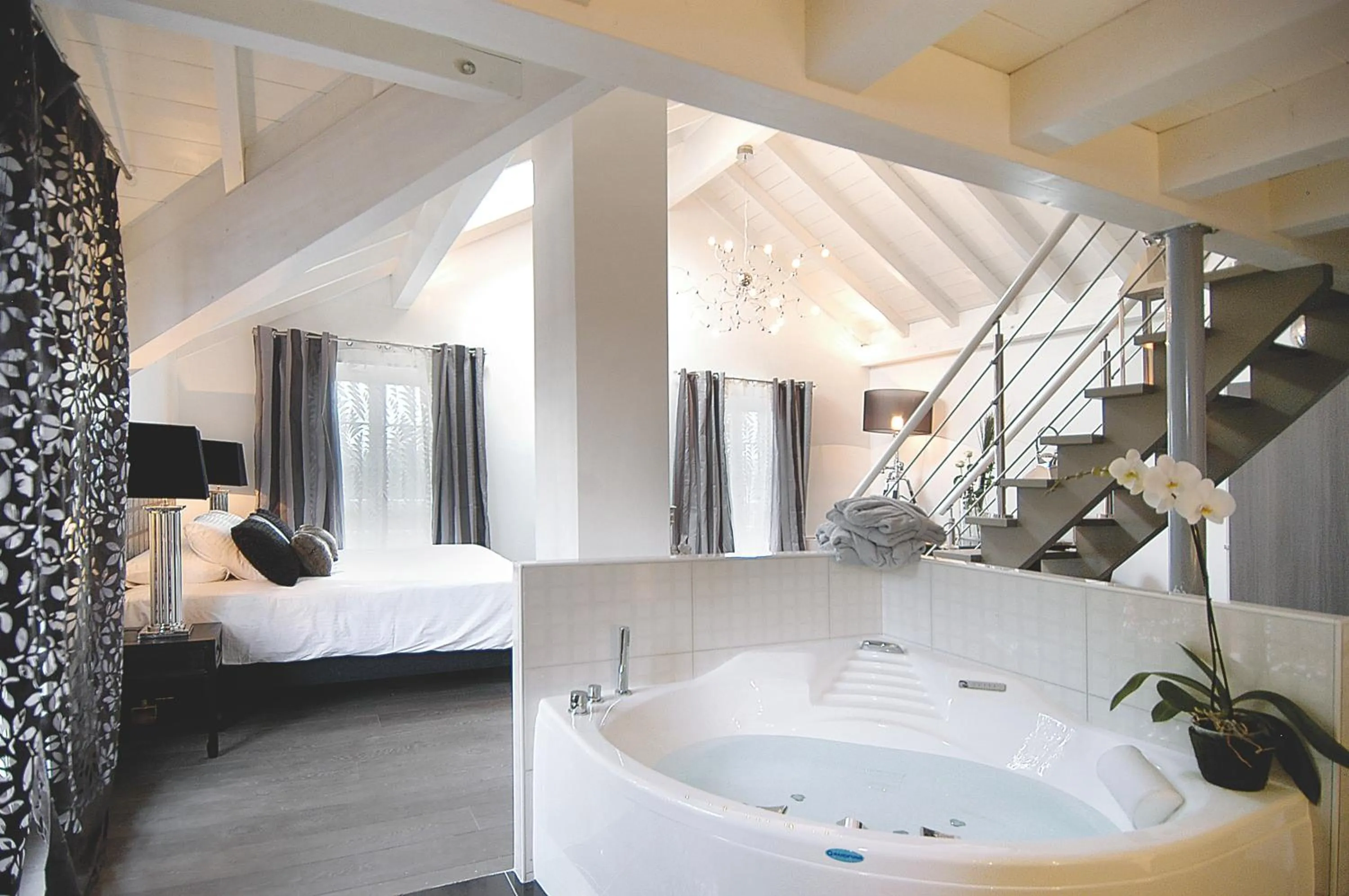 Day, Bed in Auberge De Maison Rouge