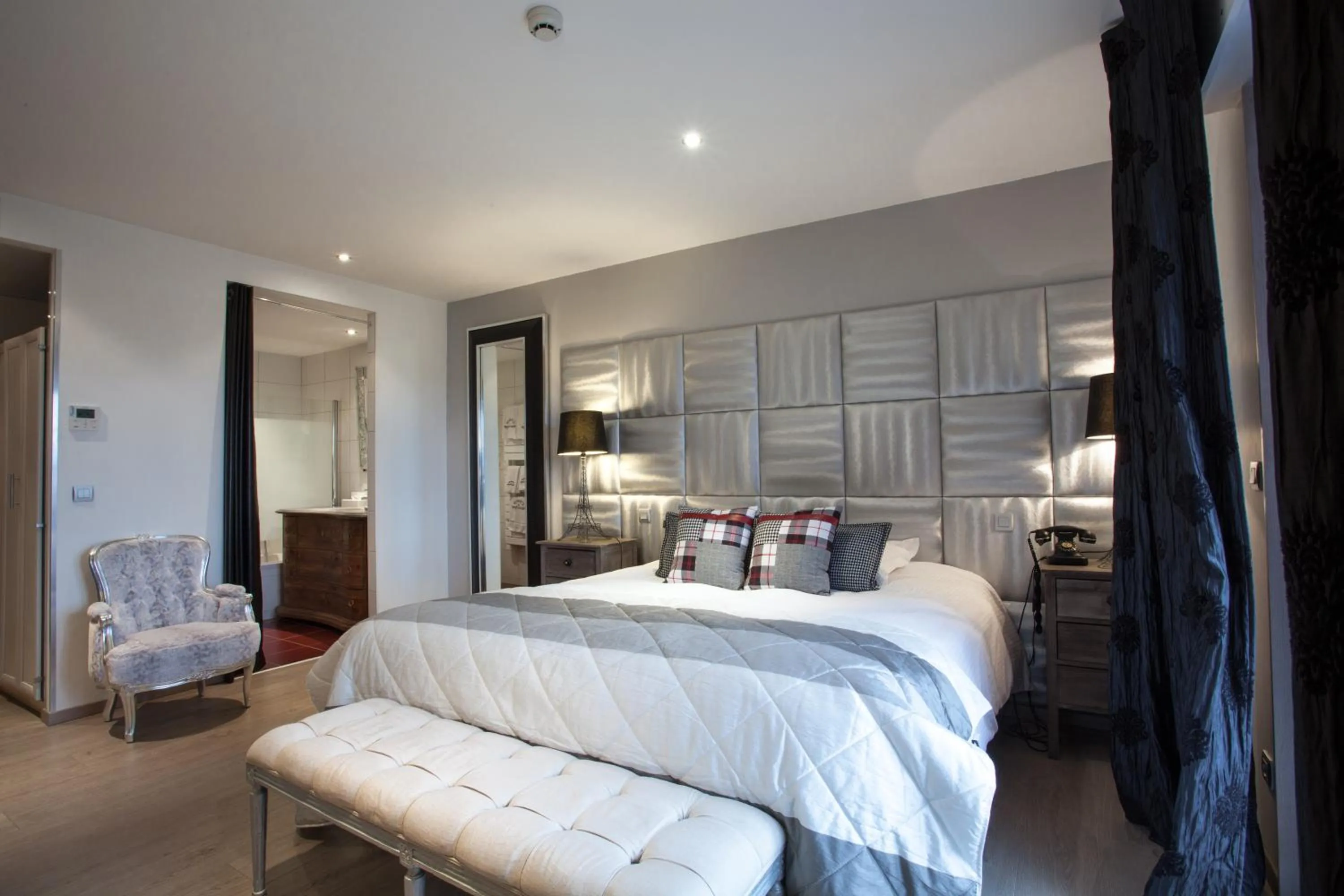 Photo of the whole room, Bed in Auberge De Maison Rouge