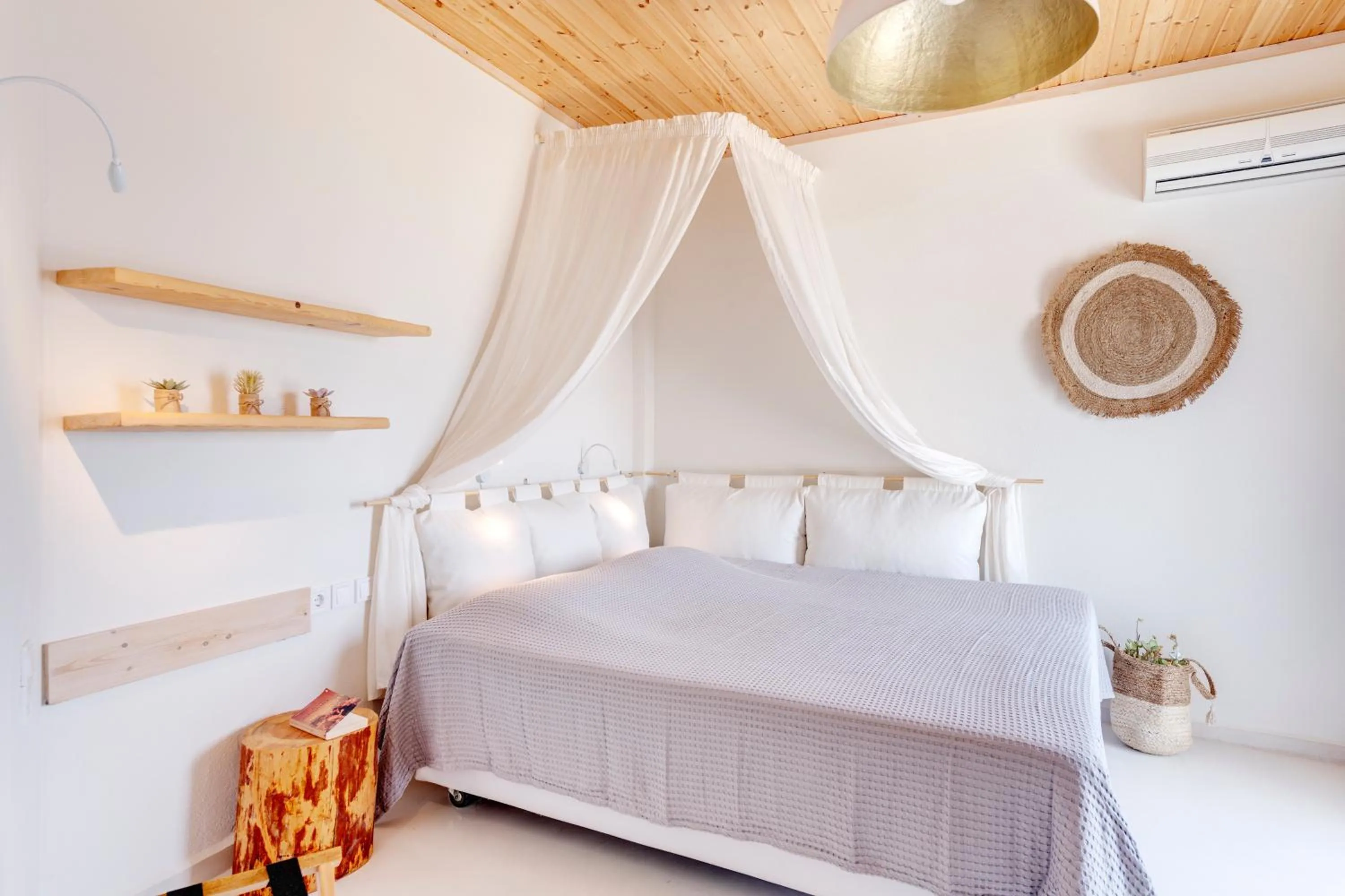 Photo of the whole room, Bed in Faros Resort