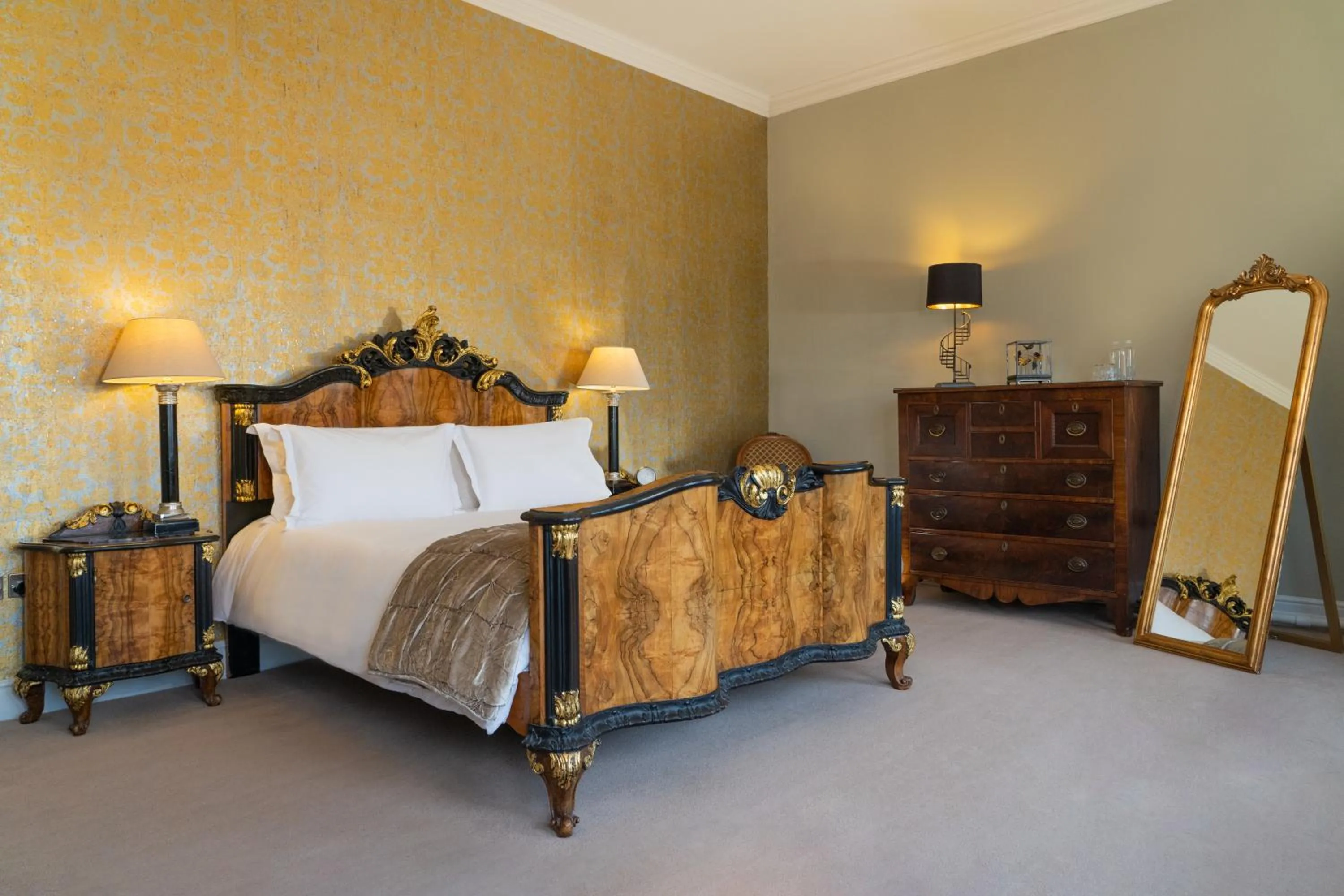 Bed in Grays Court Hotel