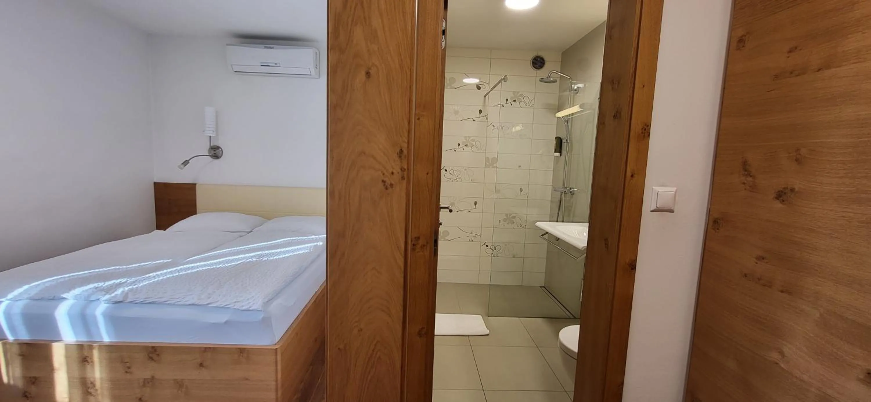 Bathroom, Bed in Penzion Tavcar