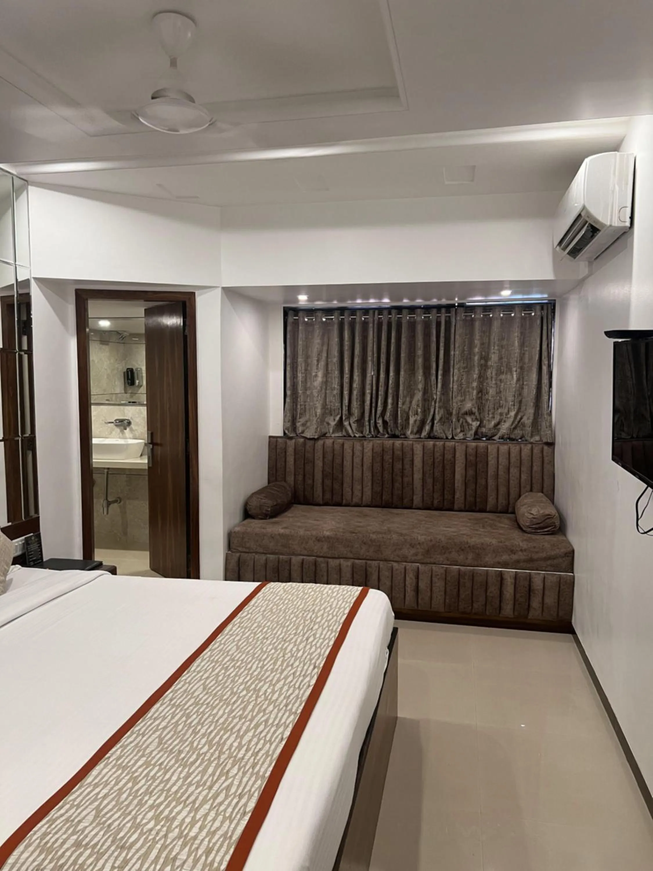 Bed in Hotel Supreme - Cuffe Parade