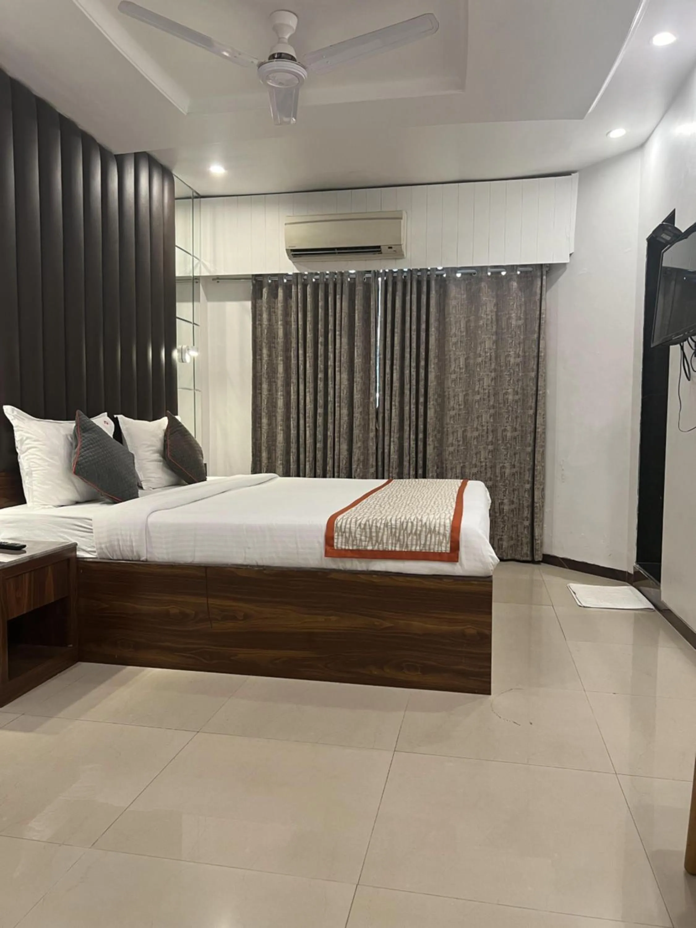 Bed in Hotel Supreme - Cuffe Parade