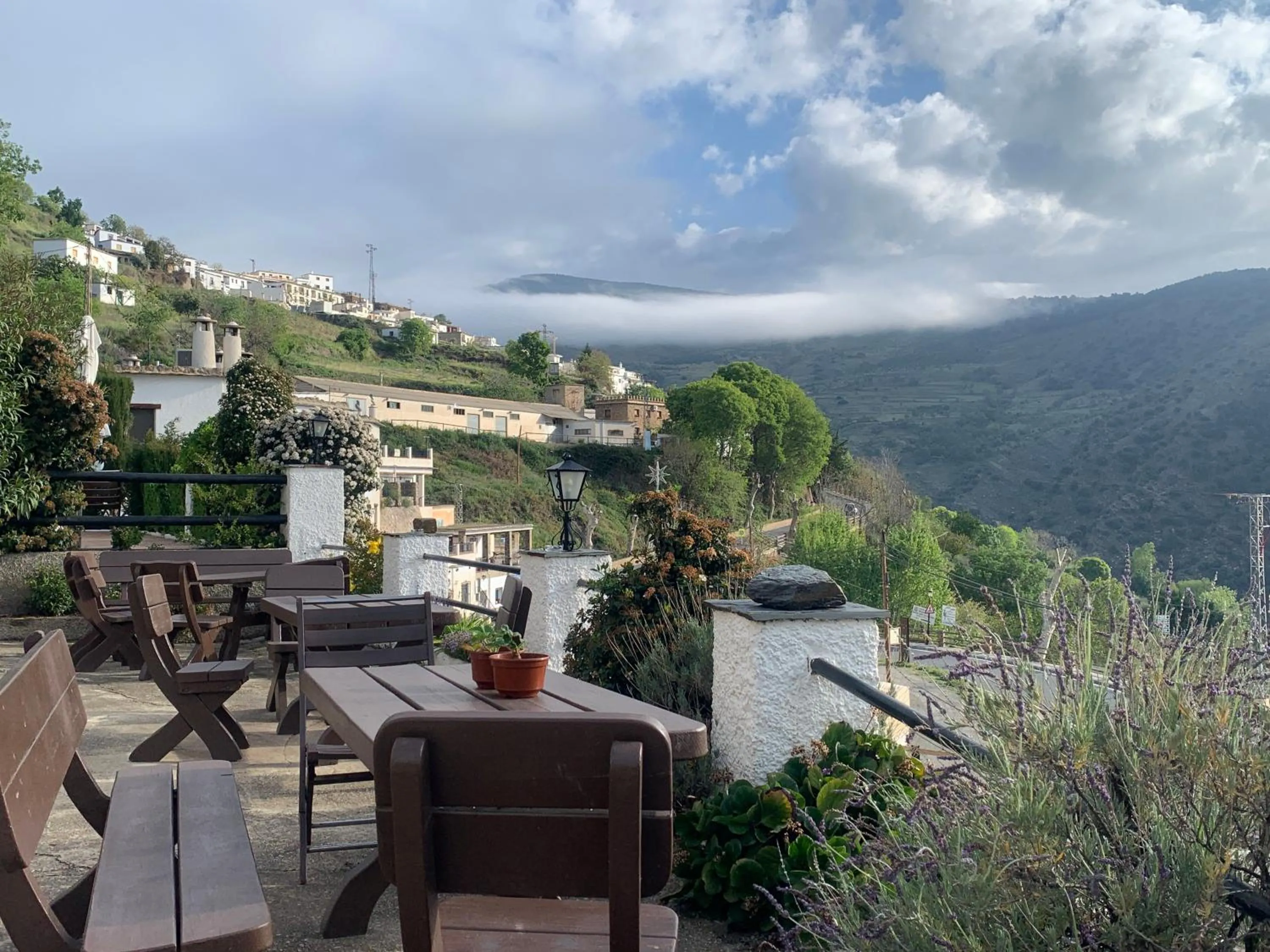 Restaurant/places to eat in Hotel los Bérchules