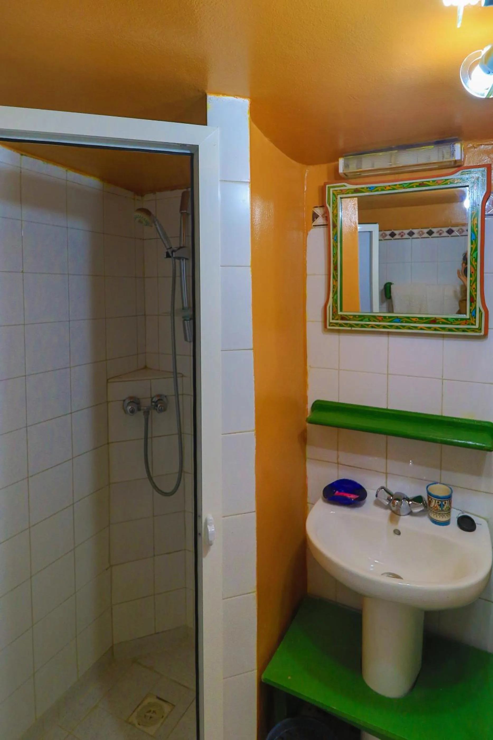 Shower in Les Matins Bleus