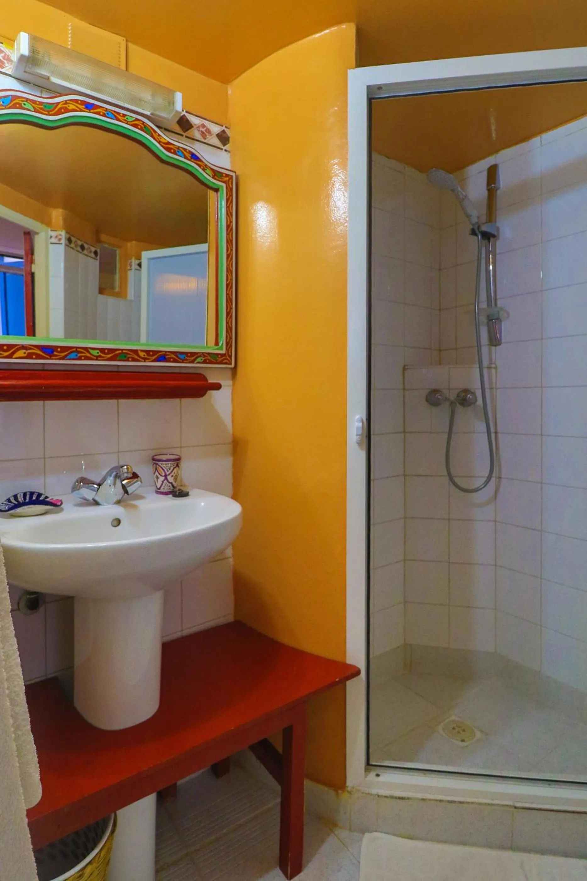 Shower in Les Matins Bleus