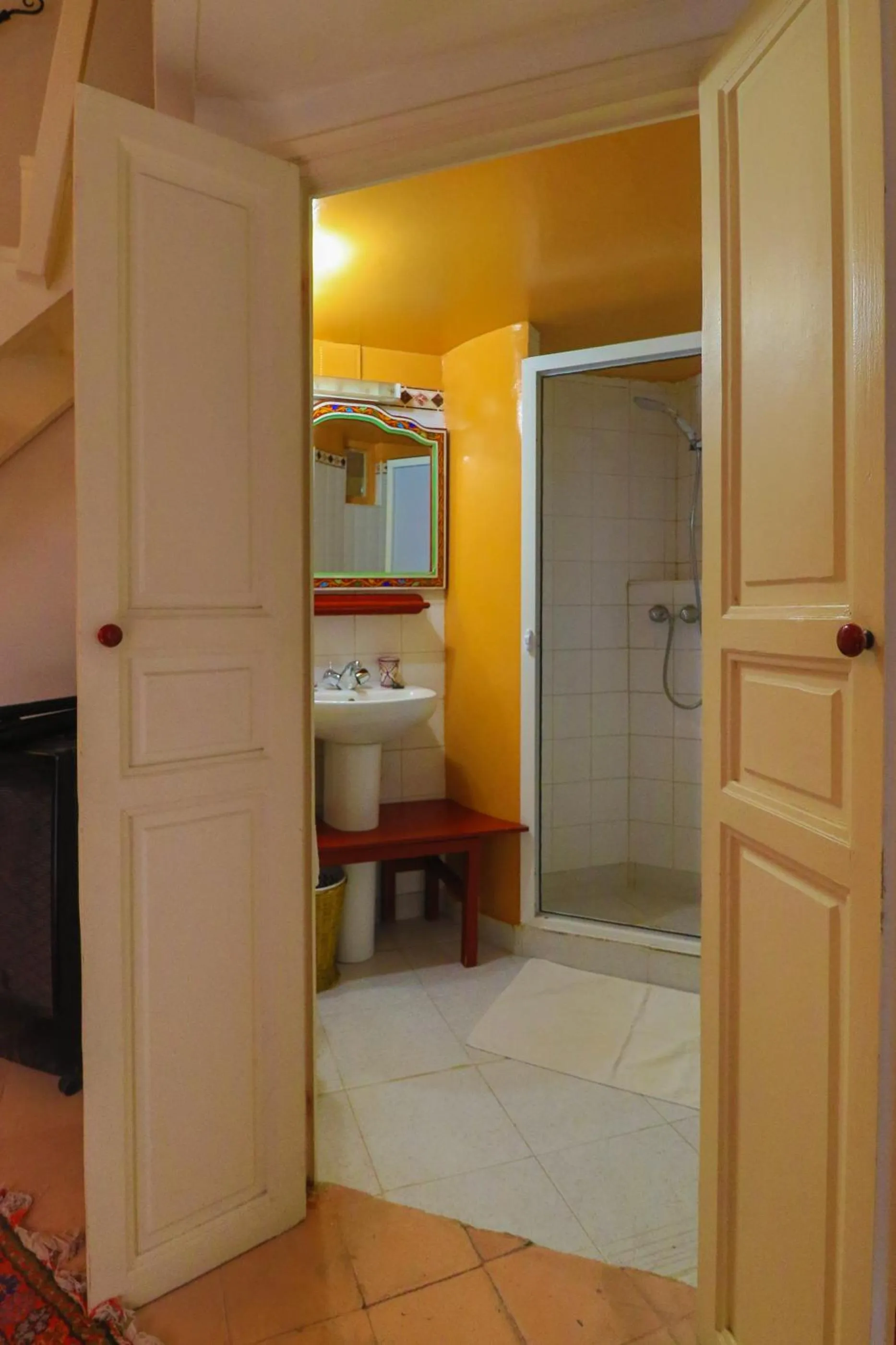 Shower in Les Matins Bleus