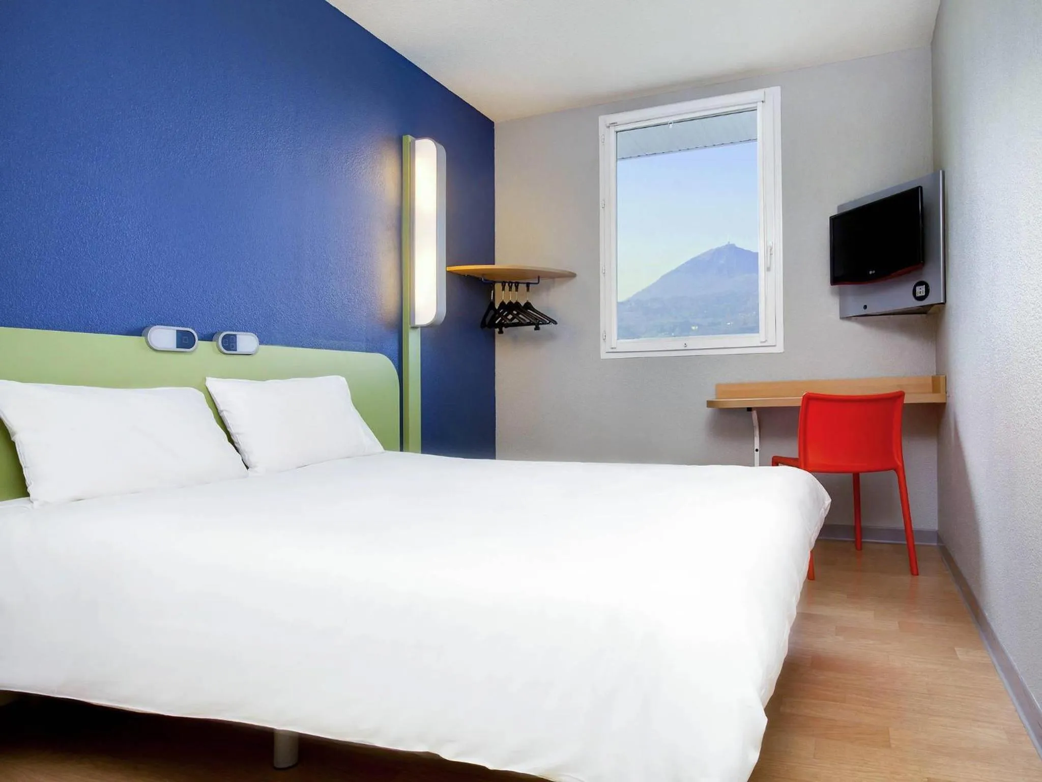 Bedroom, Bed in ibis budget Clermont Ferrand Nord Riom