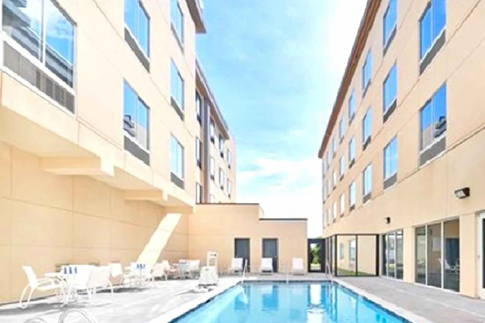 Swimming pool in Four Points by Sheraton Oklahoma City Airport