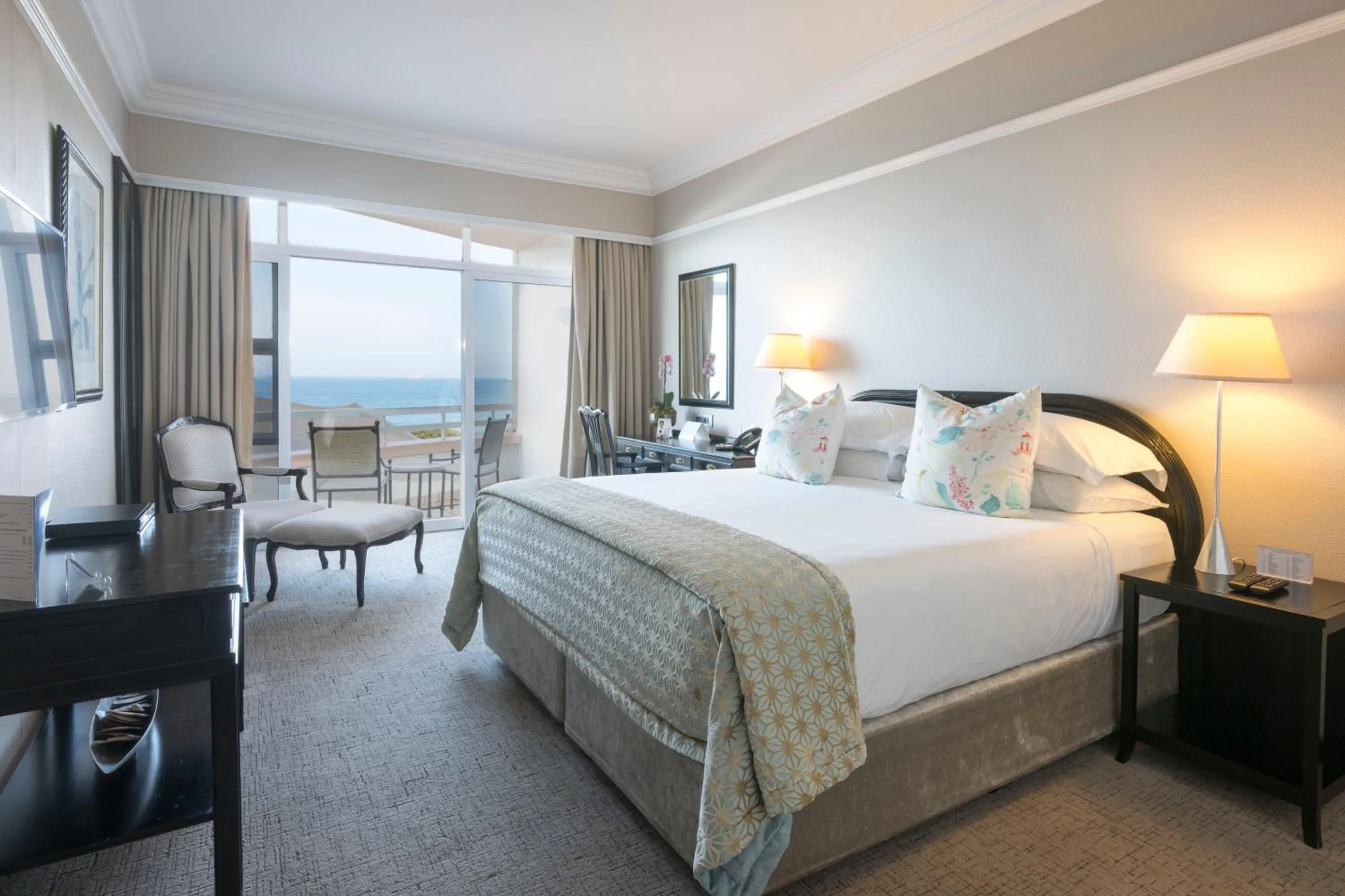 Seating area, Bed in Beverly Hills