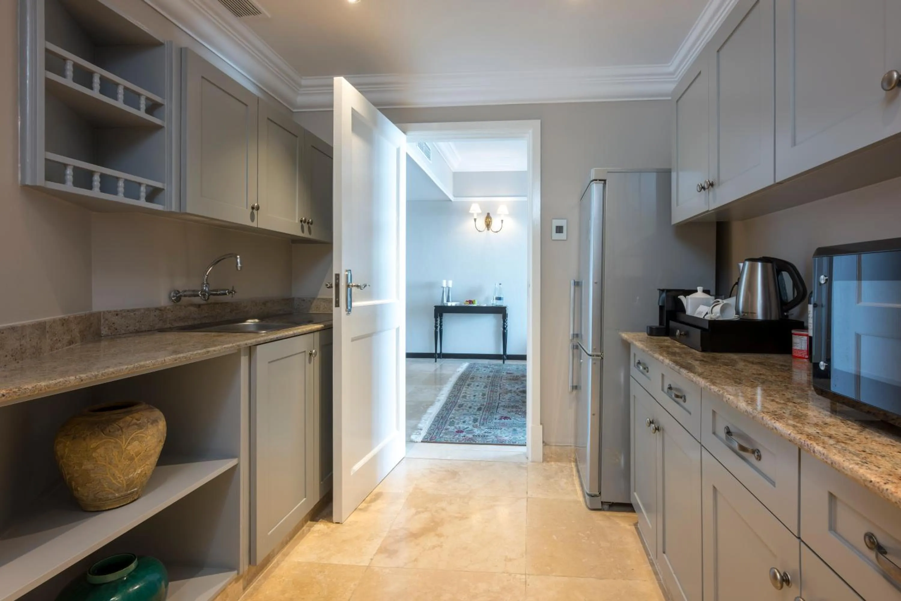 Kitchen or kitchenette in Beverly Hills