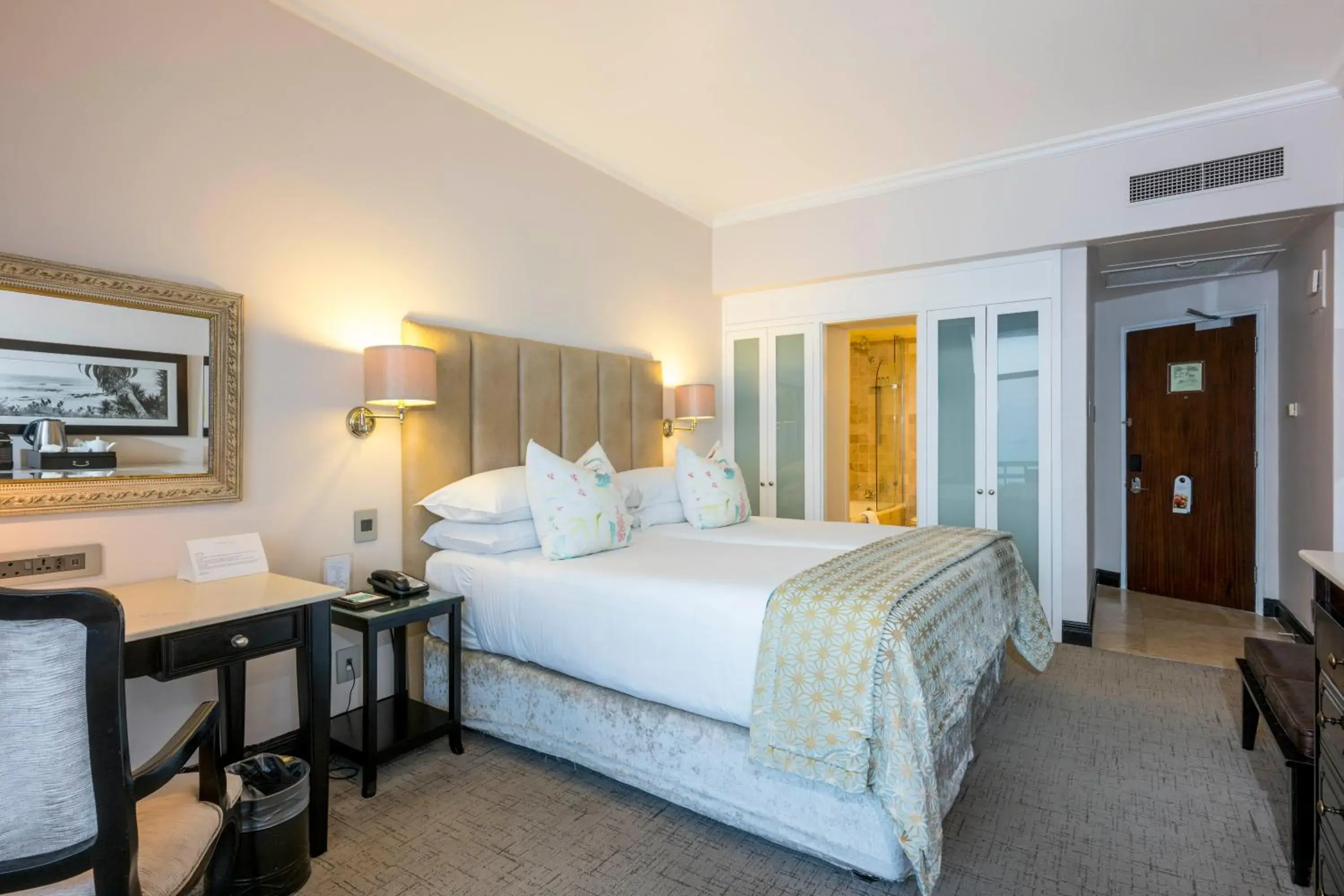 Bed in Beverly Hills Bed in Beverly Hills