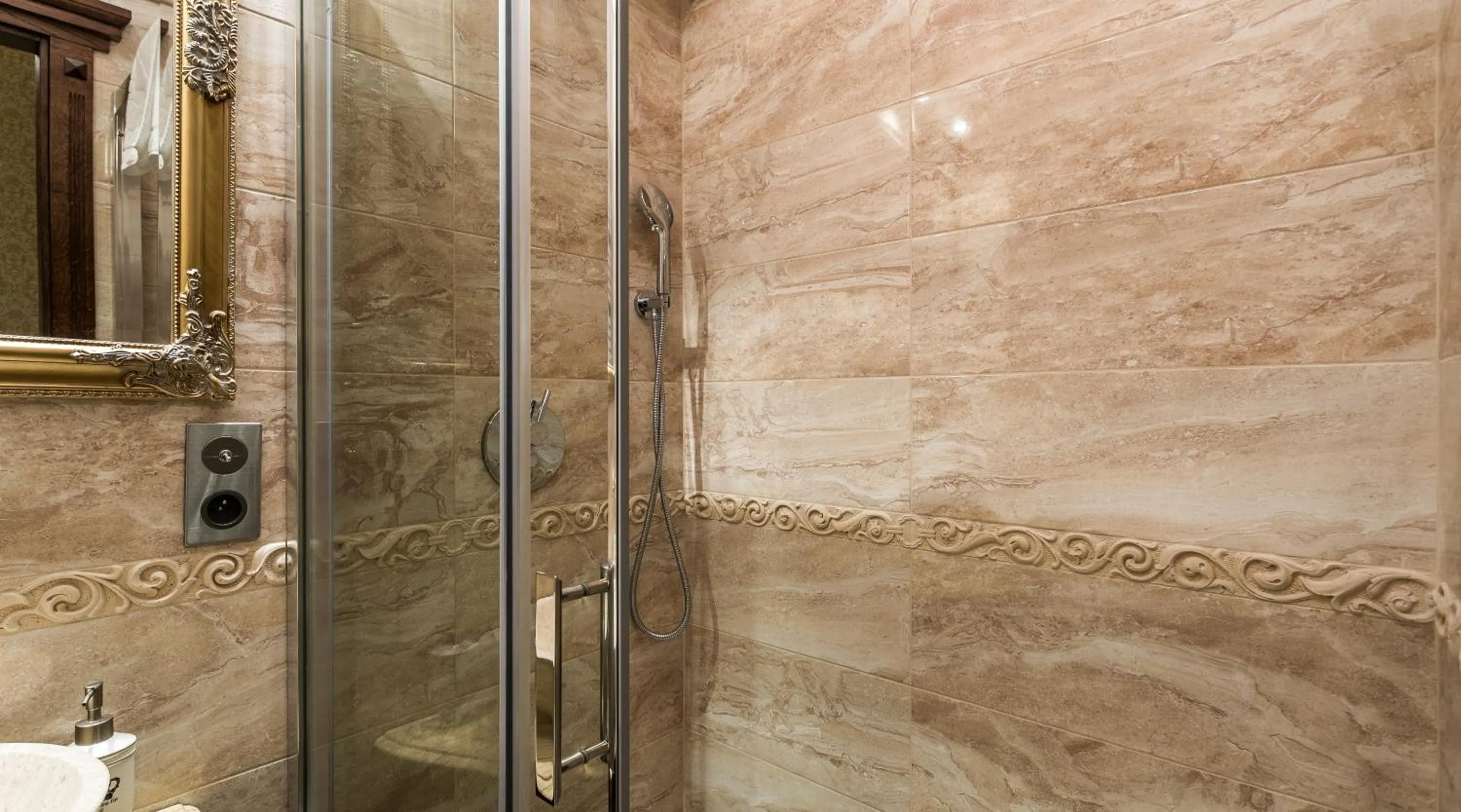 Shower in Exclusive Royal Apartments