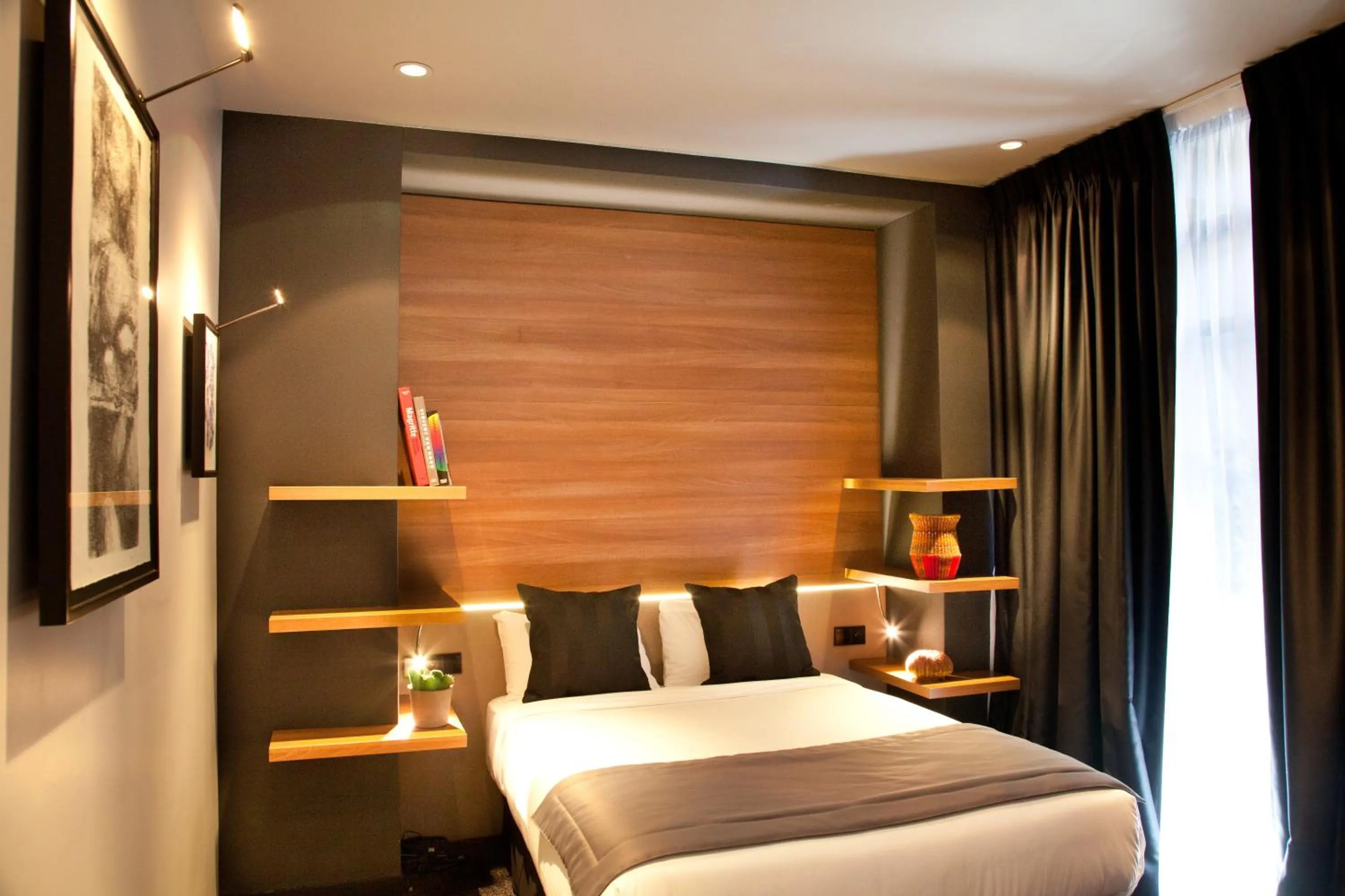 Shower, Bed in Fred'Hotel