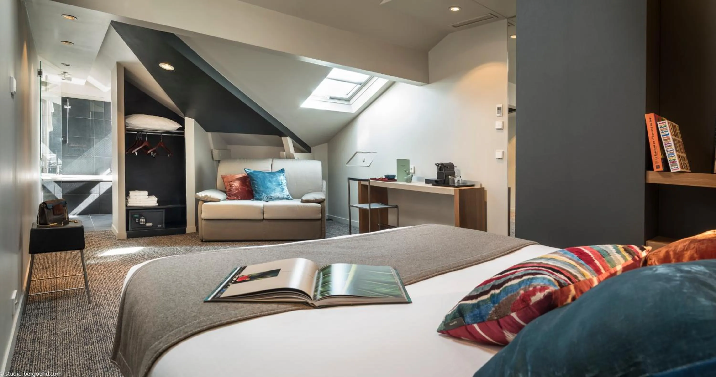 Toilet, Bed in Fred'Hotel