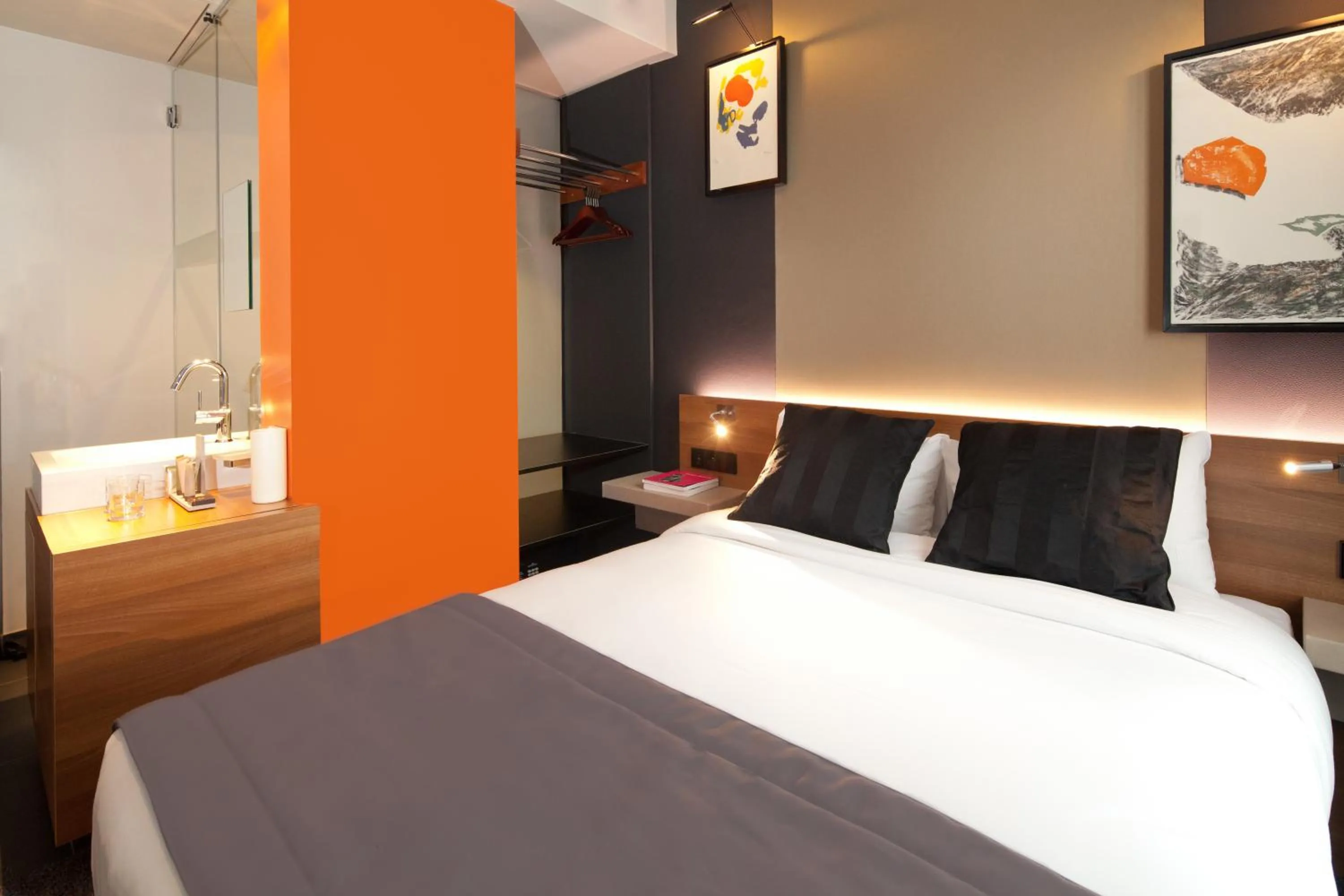 Shower, Bed in Fred'Hotel