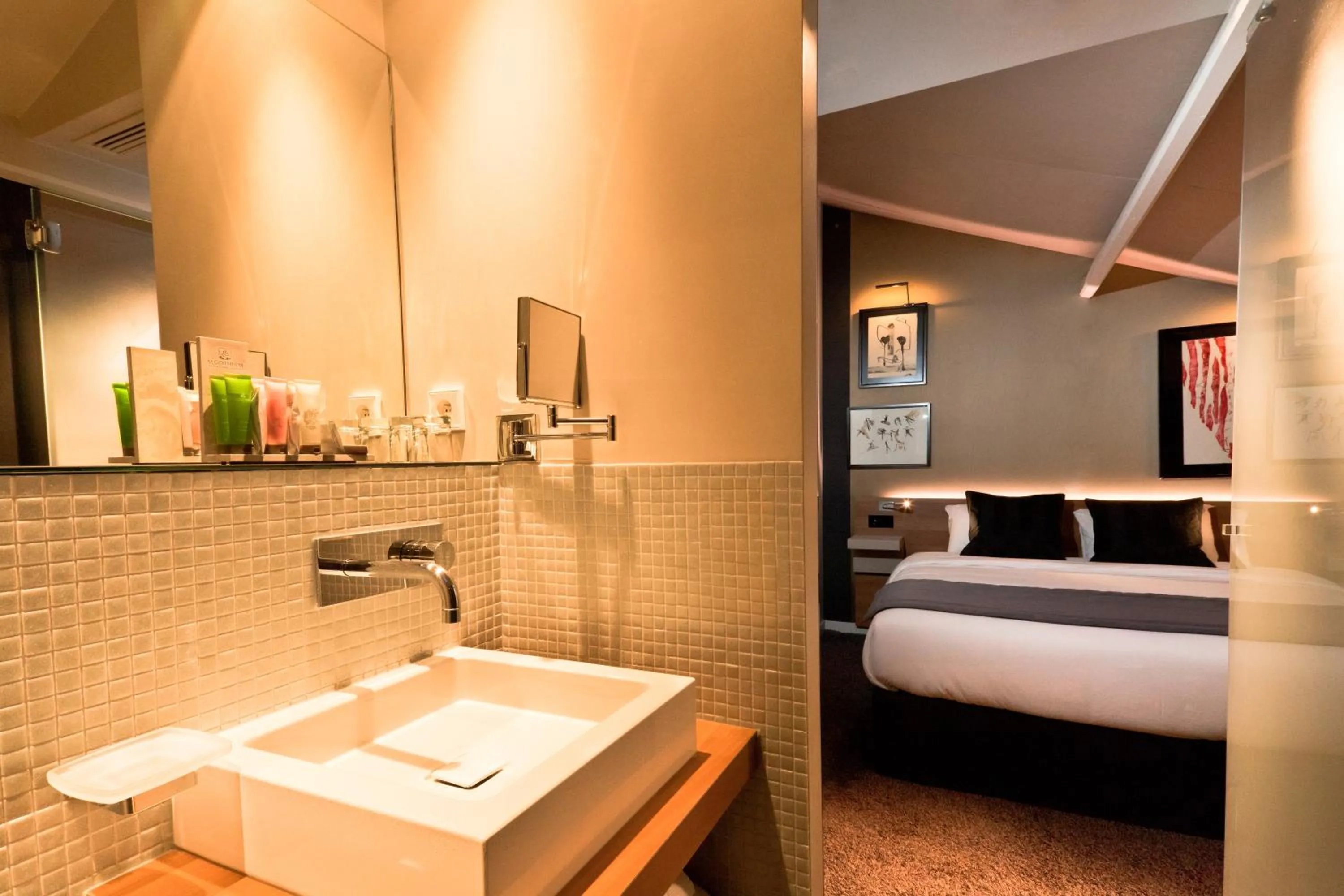 Shower, Bed in Fred'Hotel