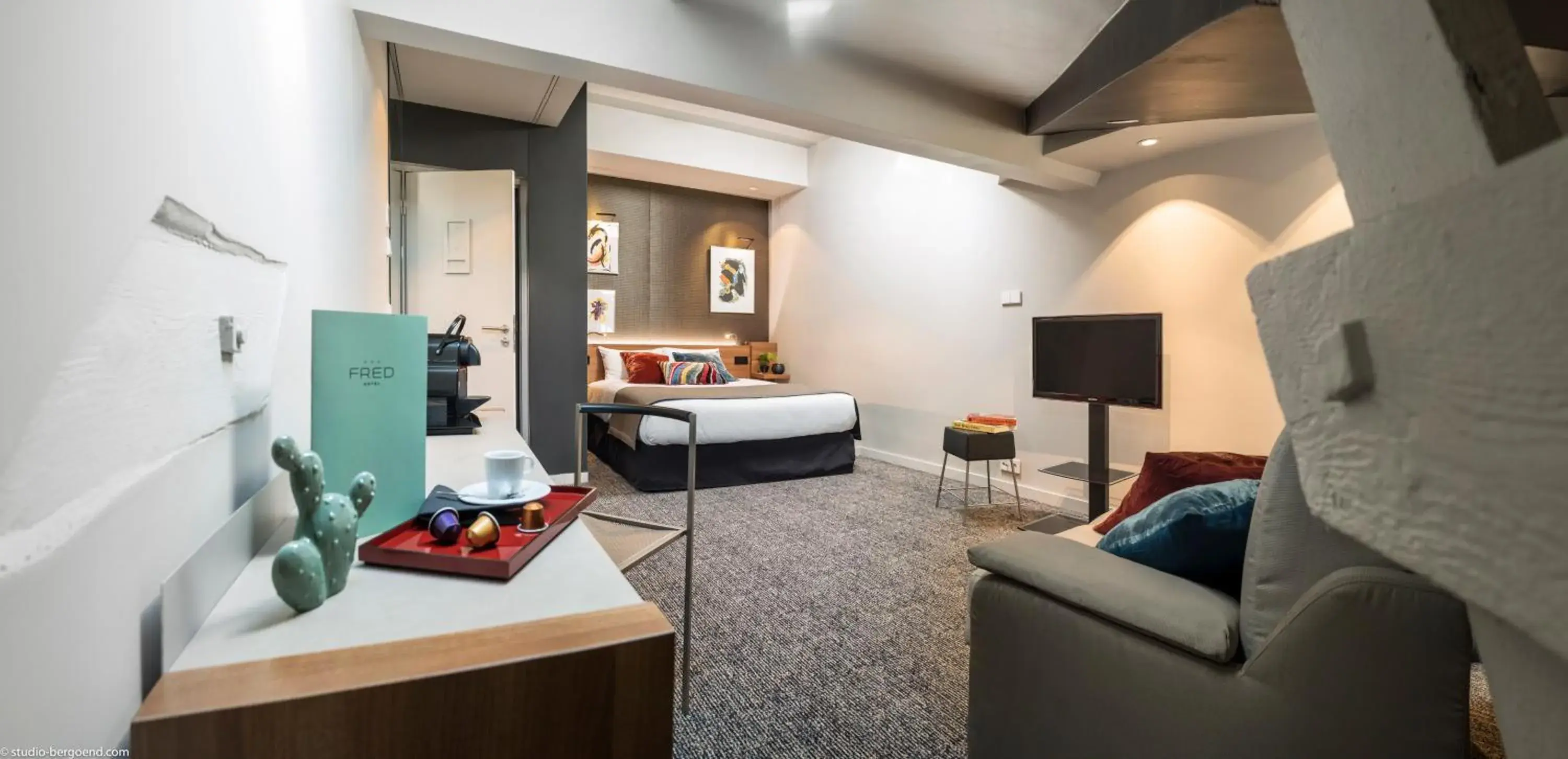 Shower, Bed in Fred'Hotel Shower, Bed in Fred'Hotel